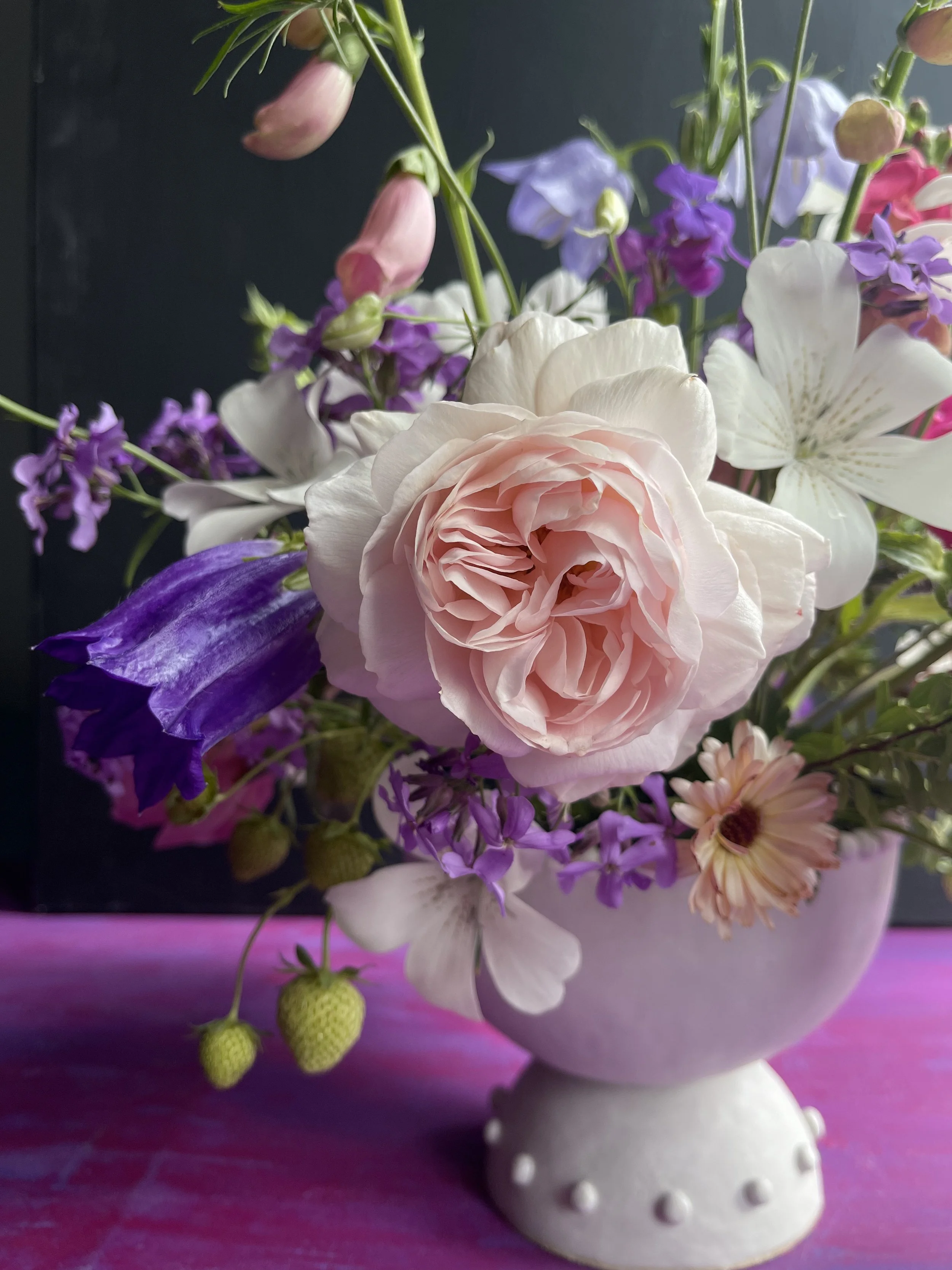 Flower arrangement with a pale pink rose