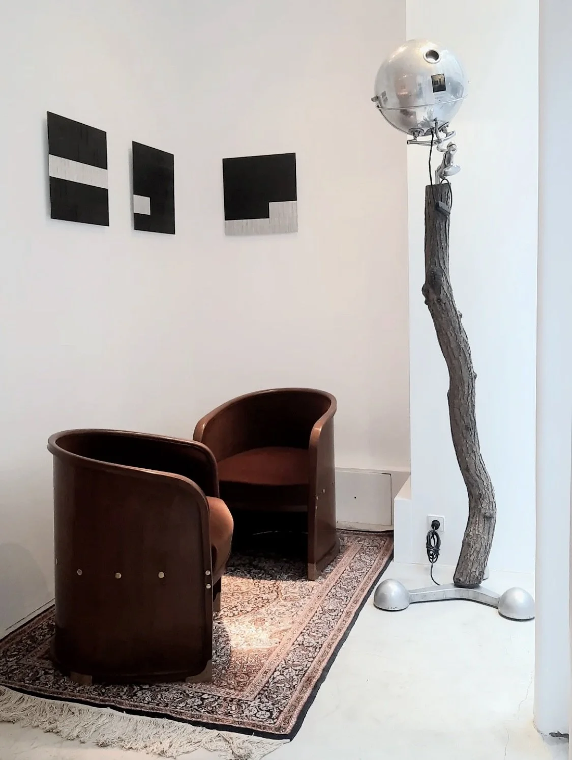 my works currently on a view in @galerie_romain_morandi 

#furnituredesign #architecture #interiordeaign #artworks #artgallery #parisgallery #minimalism #minimalart #lineart #geomentryart