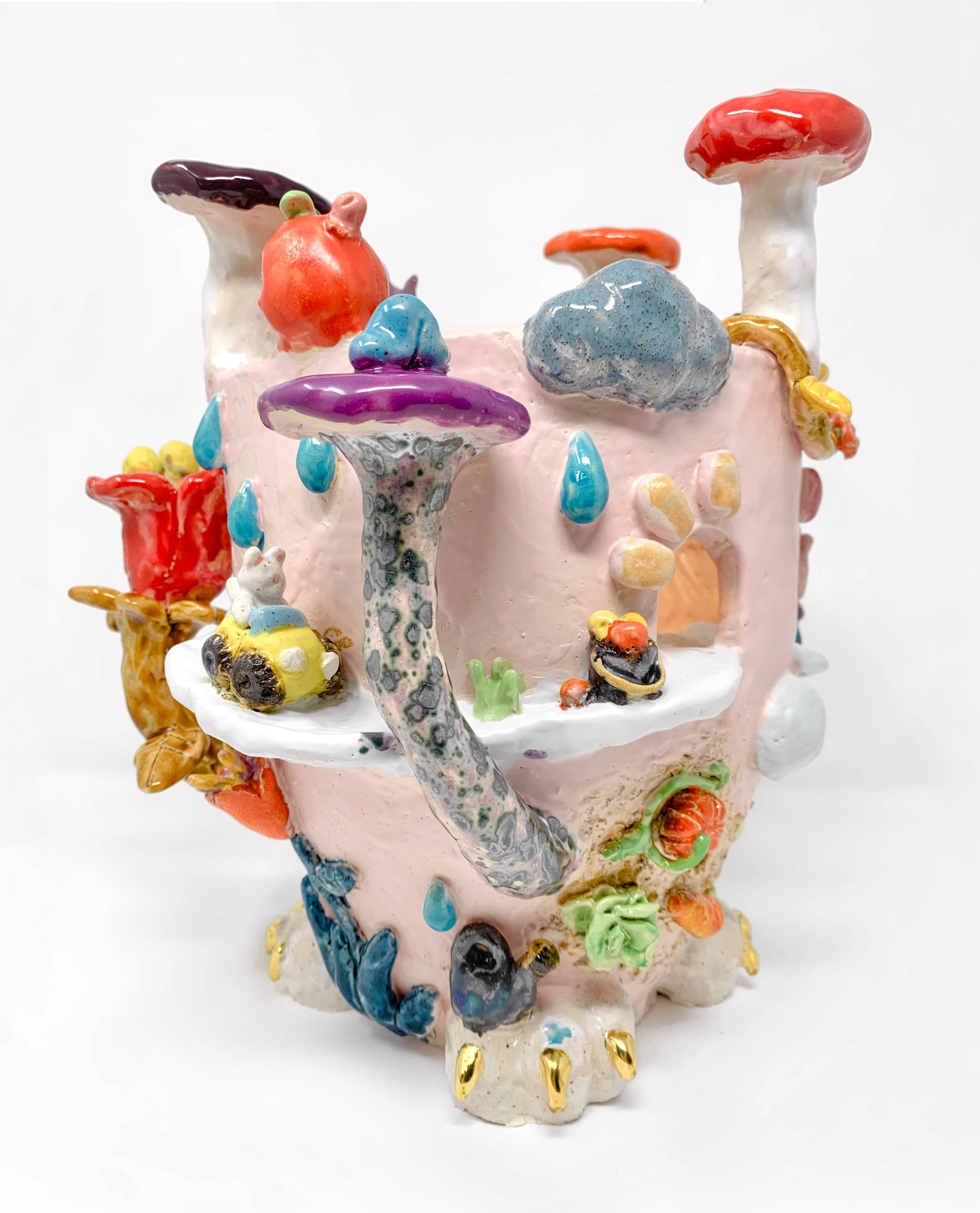 Vanilla Frog
2025
30cm x 25cm x 28cm (12” x 10” x 11 inches)
Ceramic, Engobe, Glaze, Gold Lustre