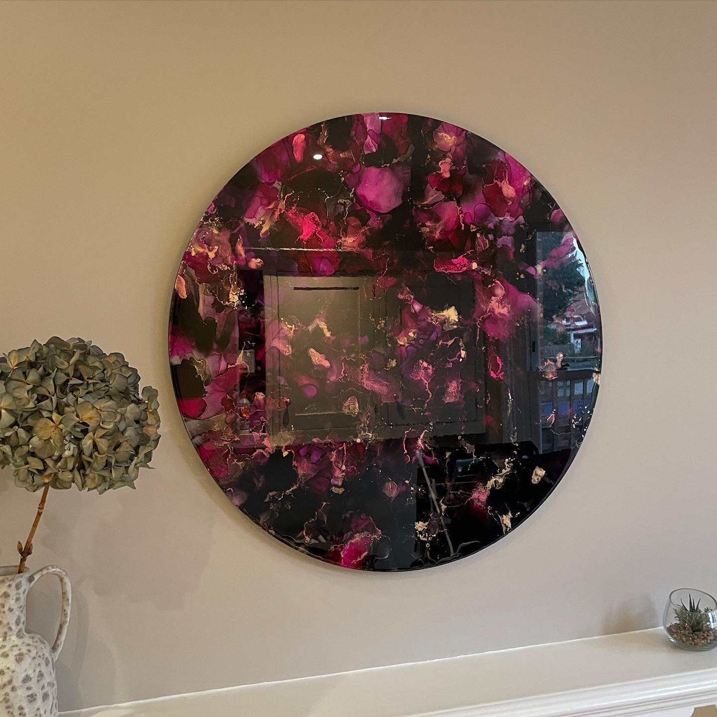 O B S E S S I O N

Stunning round abstract incorporating sumptuous gold, black and magenta alcohol inks with a shiny resin top coat. A real centre piece for a beautiful modern interior. 
Swipe for up close details and style suggestions. 
80cm diamete