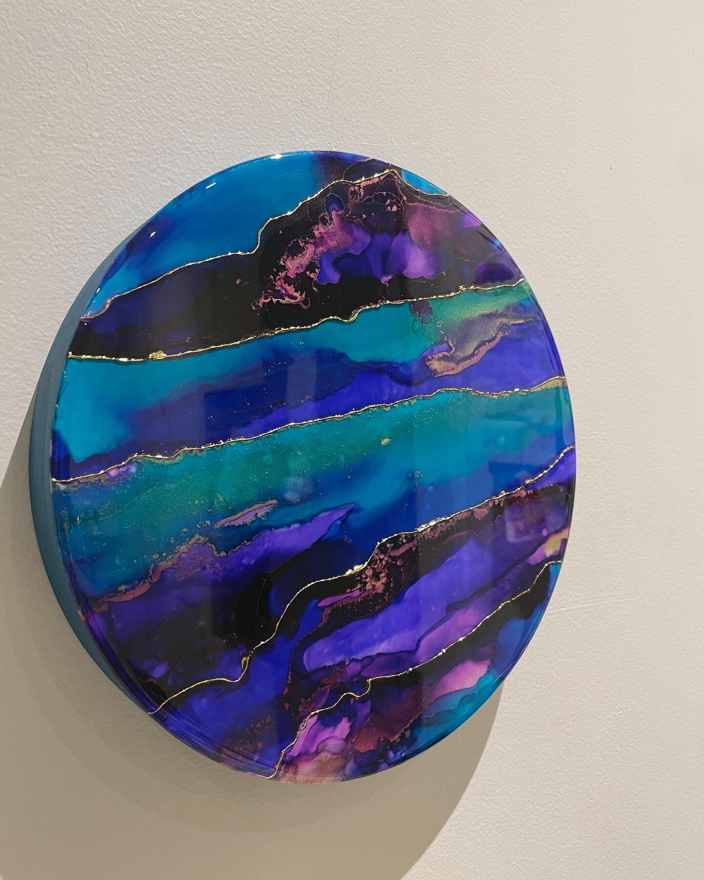 Art for Christmas? It&rsquo;s not too late to get something unique and beautiful for a loved one. 

These brand new shiny rounds are available now. 25cm diameter and made using alcohol inks, gold foil and resin on round wooden panel, they shine like 
