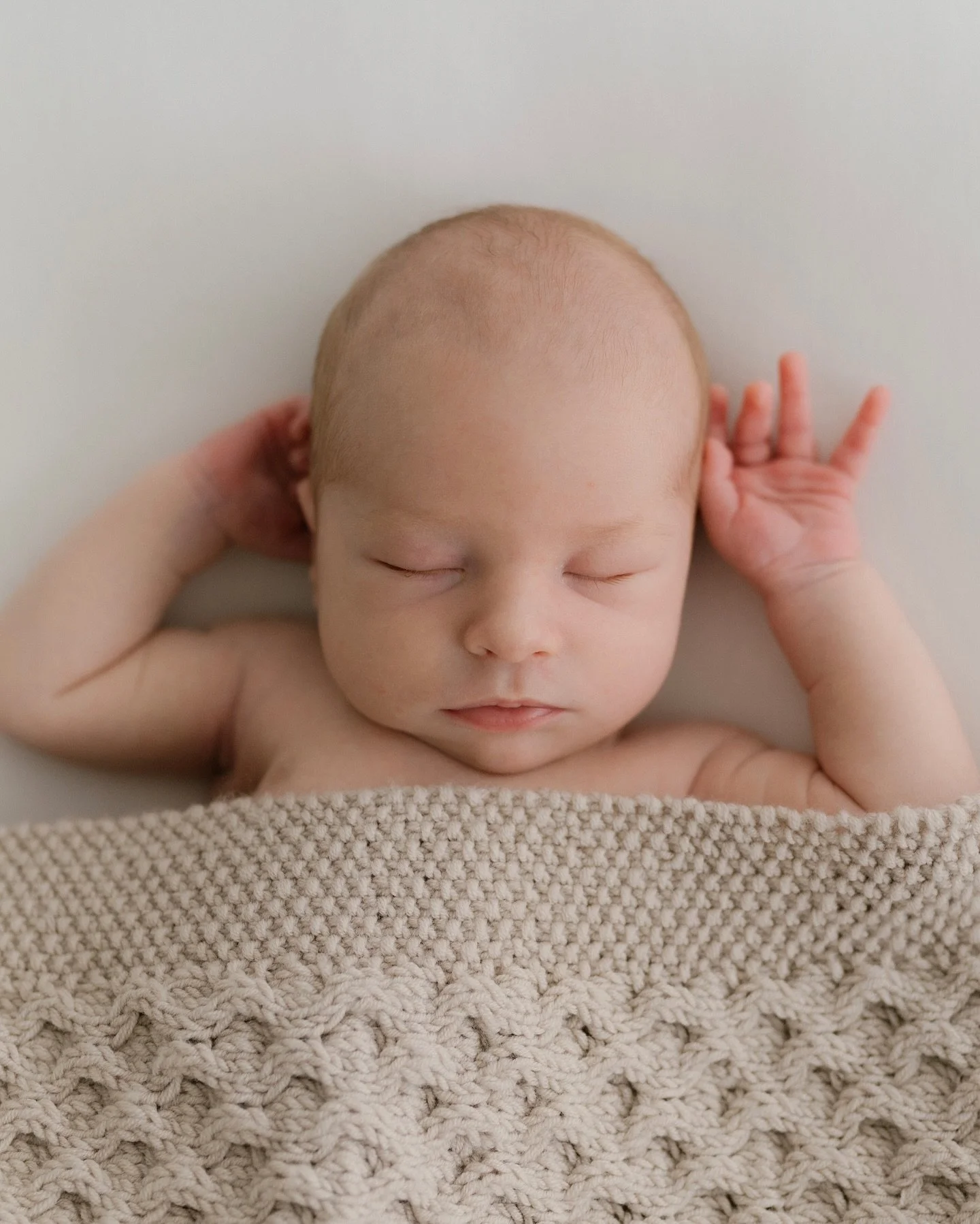Joulukuu on vauvakuu☁️

Seuraavan parin viikon aikana studiolle saapuu niin vastasyntyneit&auml; vauvoja newborn-kuvaukseen kuin reilu puolivuotiaita baby-kuvaukseen🥹

Jos s&auml; haaveilet vauvakuvauksesta mink&auml; tahansa ik&auml;isen vauvan kan