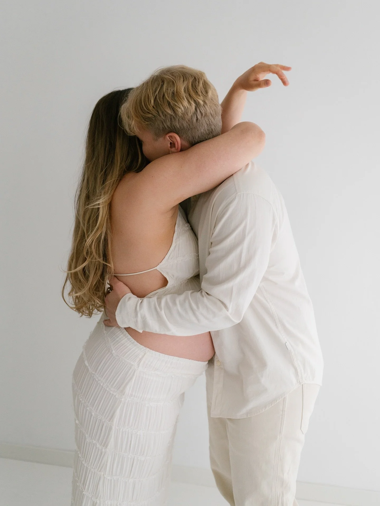 Mit&auml; jos kuvattais sun &auml;itiytt&auml; + teid&auml;n matkaa vanhemmuuteen teid&auml;n n&auml;k&ouml;isesti? Voitte pukeutua just niinkuin hyv&auml;lt&auml; tuntuu ja m&auml; autan teit&auml; luomaan kuviin tunnelman, joka tuntuu ja n&auml;ytt