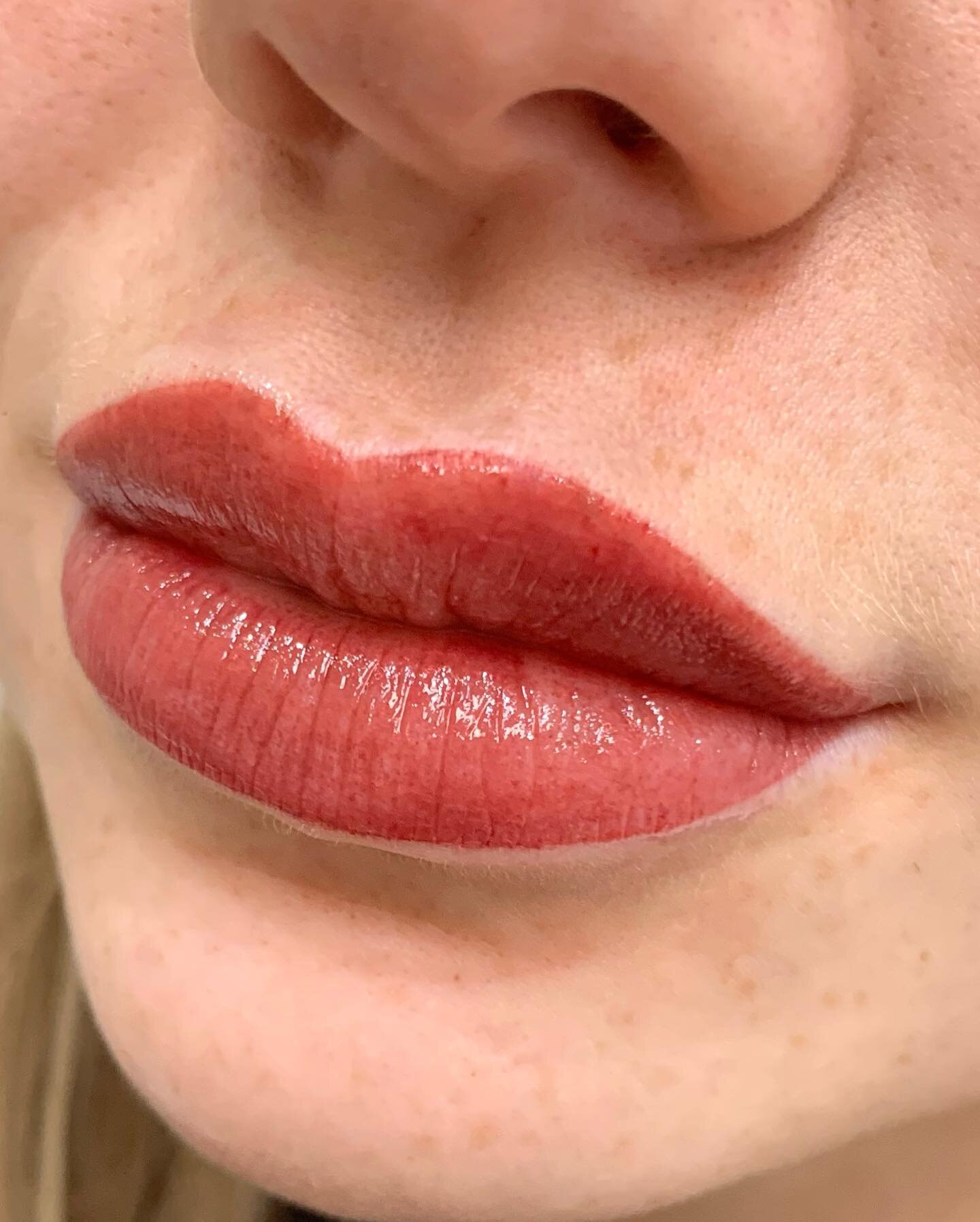 💋 HAVE YOU EVER SEEN A MORE PERFECT POUT?😍 

So much fun creating this beautiful lip blush!  My client had loss of pigment due to lip fillers and wanted a more defined Cupid&rsquo;s bow. 

Needle: @cosmedic_supplies 0.25 &amp;3rl 
@buffbrowz hydrog