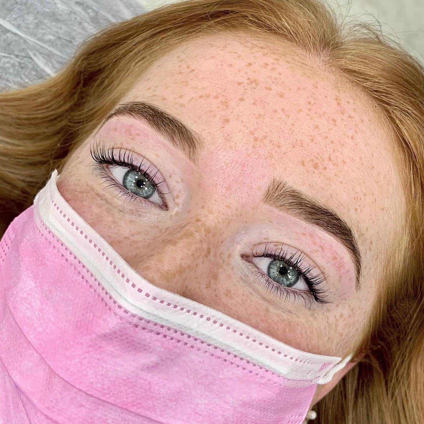 🤩LASH LIFT &amp; HENNA COMBO 💣 

Have you ever seen a better holiday glow up than this? So happy with these results! 

@elleebana One Shot
Times: 6 and 5 mins
Regen Lash Mask 
@supercilium Med Brown Henna 

What do you think? 👀👀👀