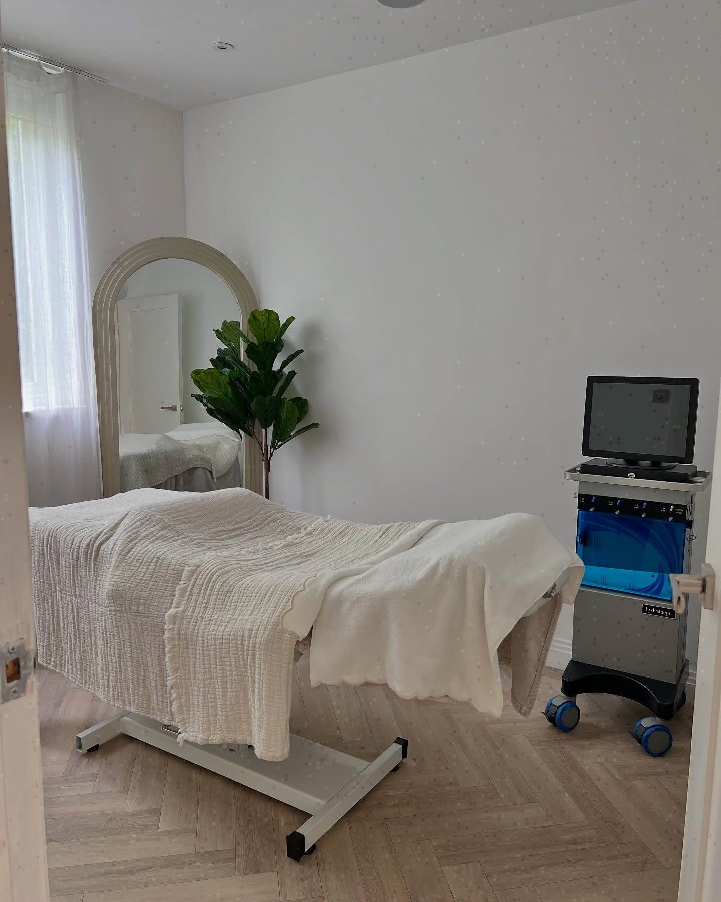 A whole week in my new home 🥹🫶🏻 @thebottegalounge Kingswood location

1: Launch of our exclusive @hydrafacial 💦 
2: Dreamy salon aesthetics 😍
3: Lash Lift &amp; Hybrid Brow Combo 💁🏼&zwj;♀️
4: Golden hour ☀️ 
5: My happy place 🪴 
6: Views 🐴 
