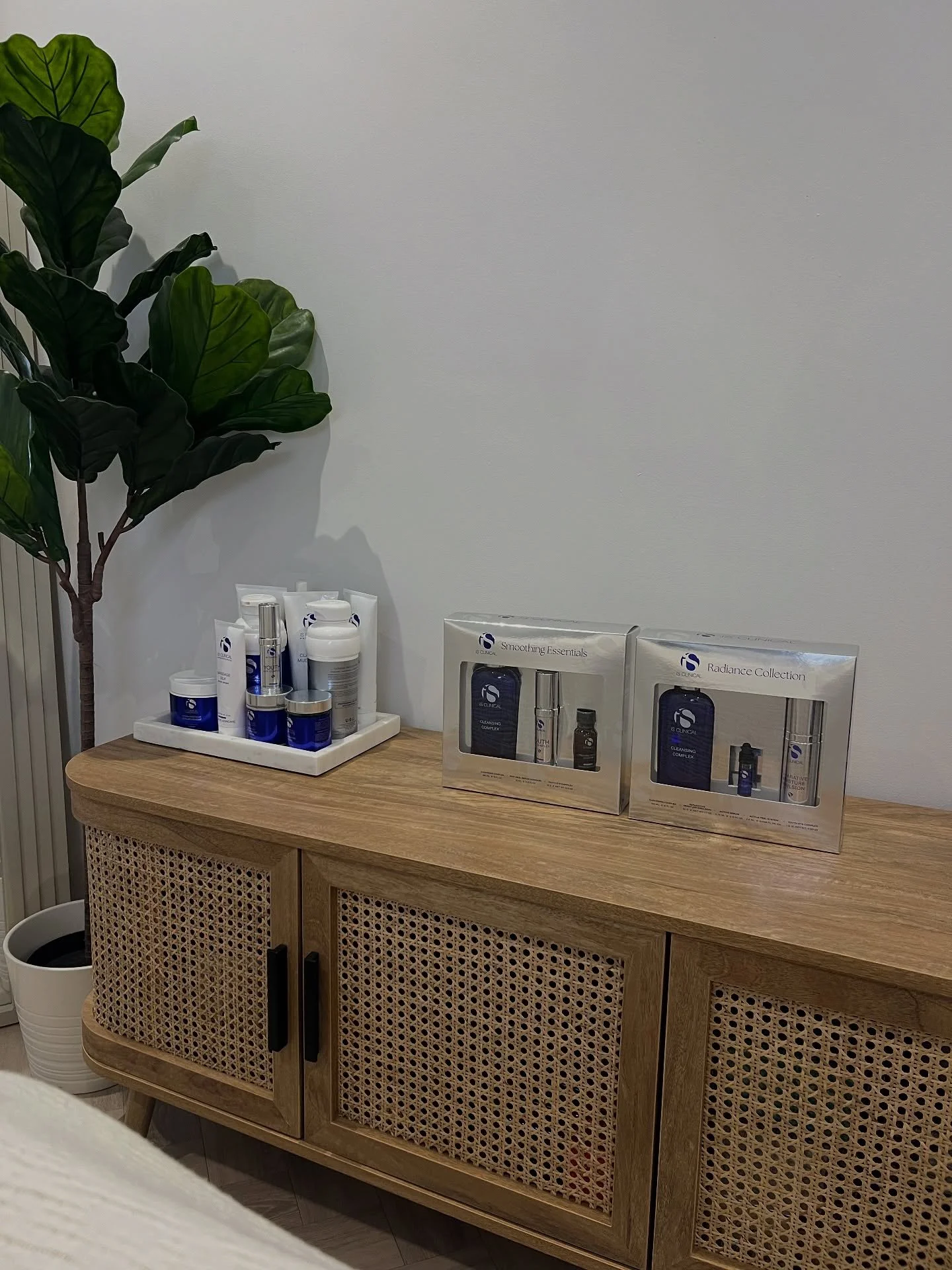 It&rsquo;s beginning to look a lot like Christmas 🎄 🤶🏻 🎁 🥰

Brand new @isclinical_uk Christmas sets have now dropped exclusively on pre order, I will have a certain amount allocated so if you would like to order one in for your visit let us know