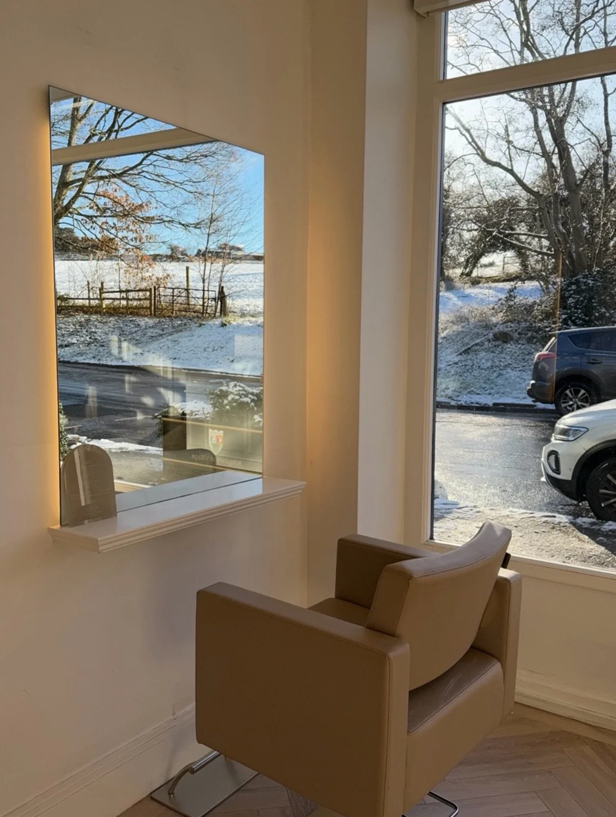 Snowy days ❄️ ⛄️ 

Today was one of the most gorgeous days I&rsquo;ve worked @thebottegalounge I love this view all year through the stunning summers day ☀️ with the door open to the cosy rainy autumn days but today was so magical ✨

How beautiful is