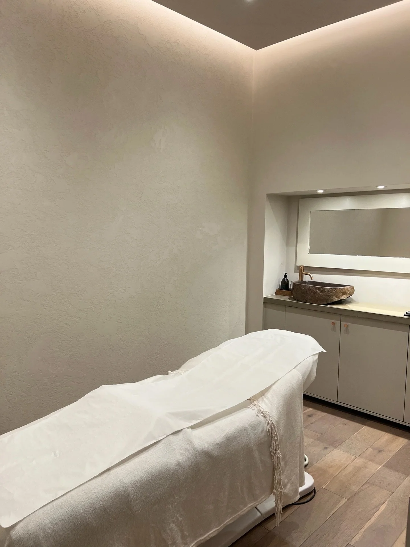 The most beautiful day today ☀️ 
1) Treatment room aesthetic 😍 &amp; Venetian plastering 😮&zwj;💨
2) Sunshine in the waiting area 🥹🫶🏻
3) @isclinical_uk Ultimate Ritual Facial
4) The salon vibes
5) Homecare products available 
6) Microneedling gl