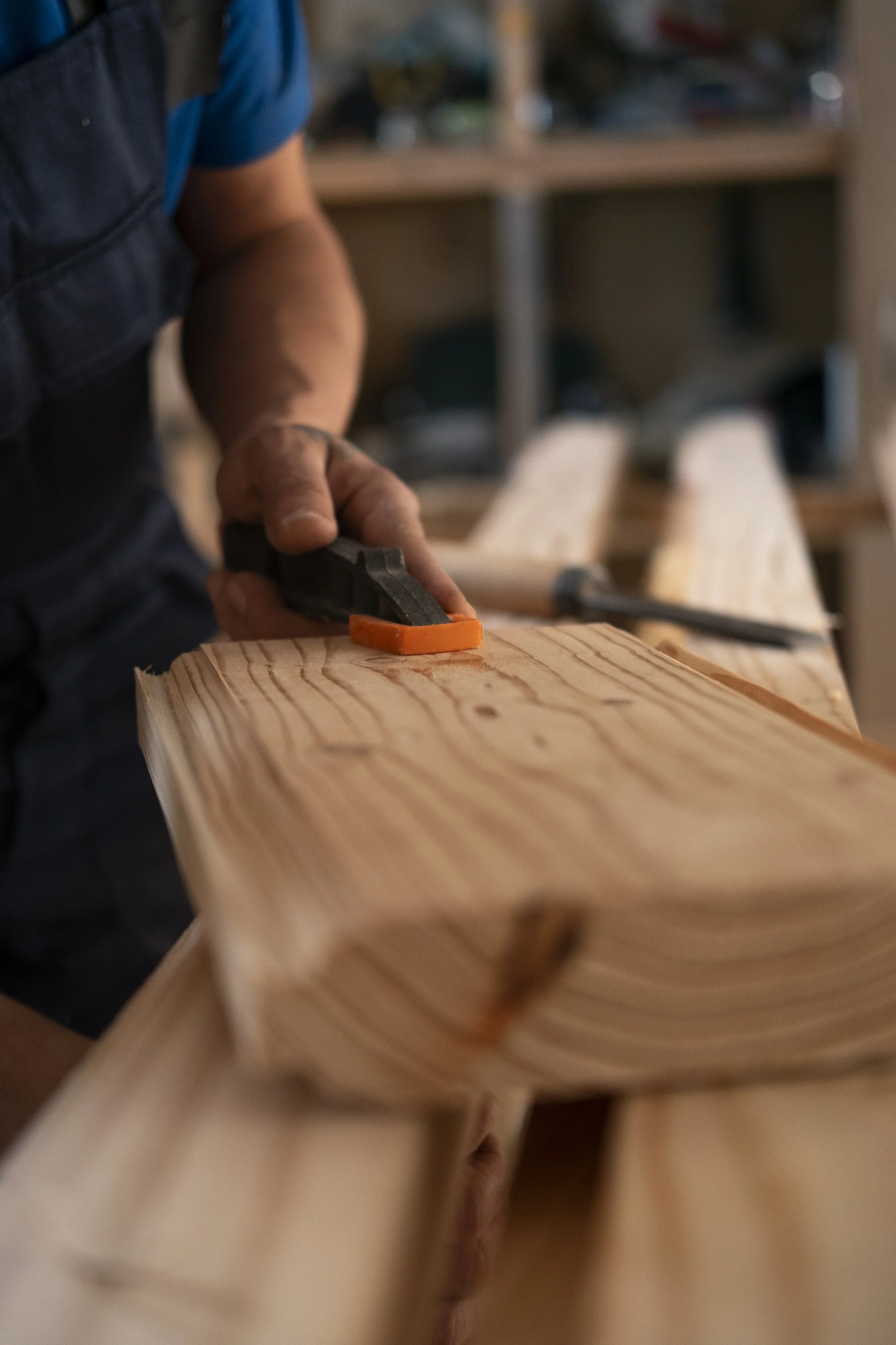 Material de fusta natural preparat per fabricar mobles
