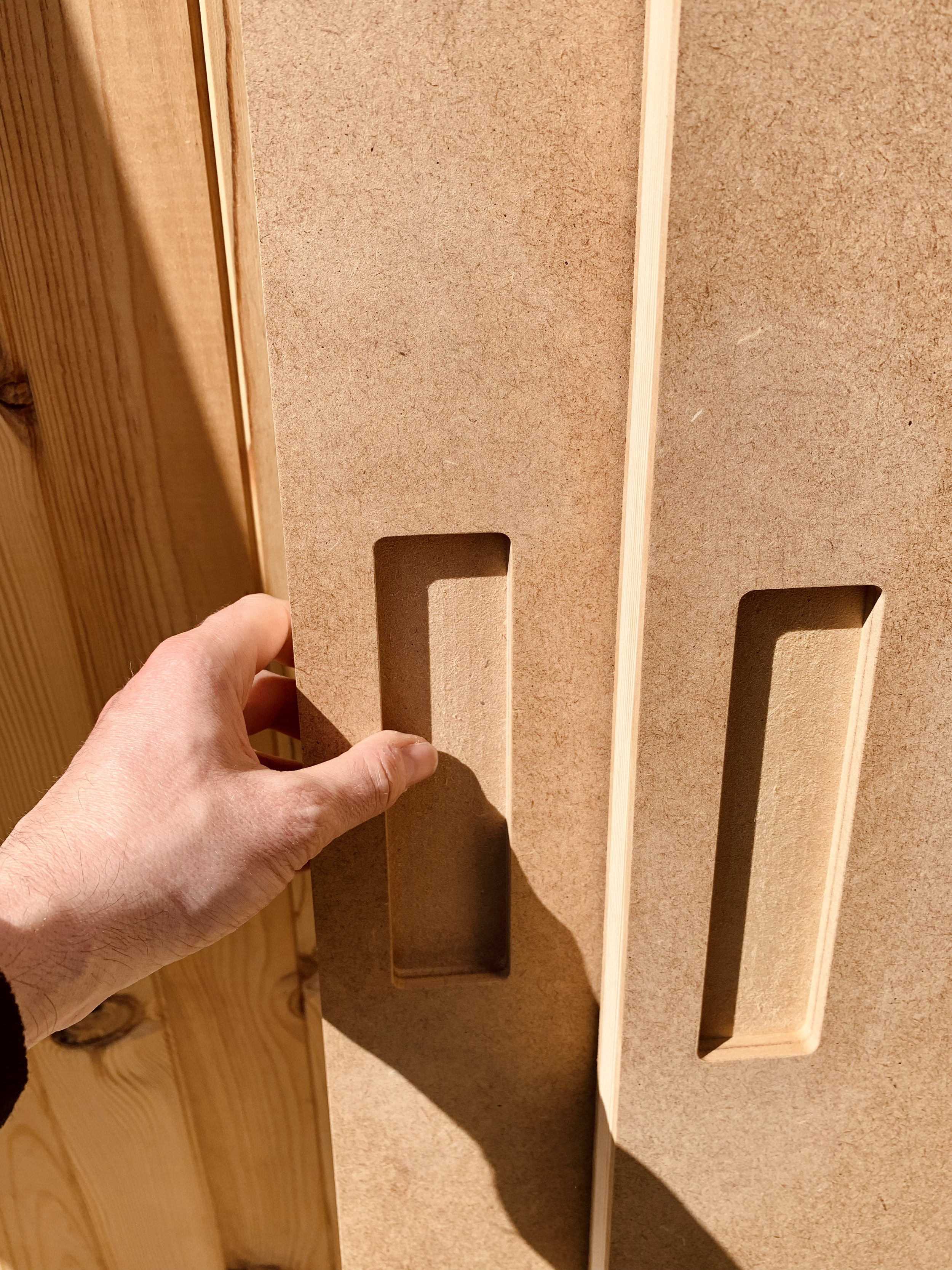 Ajustos i muntatge de portes a mida en projecte de fusteria
Instal·lació precisa de mobiliari amb portes integrades