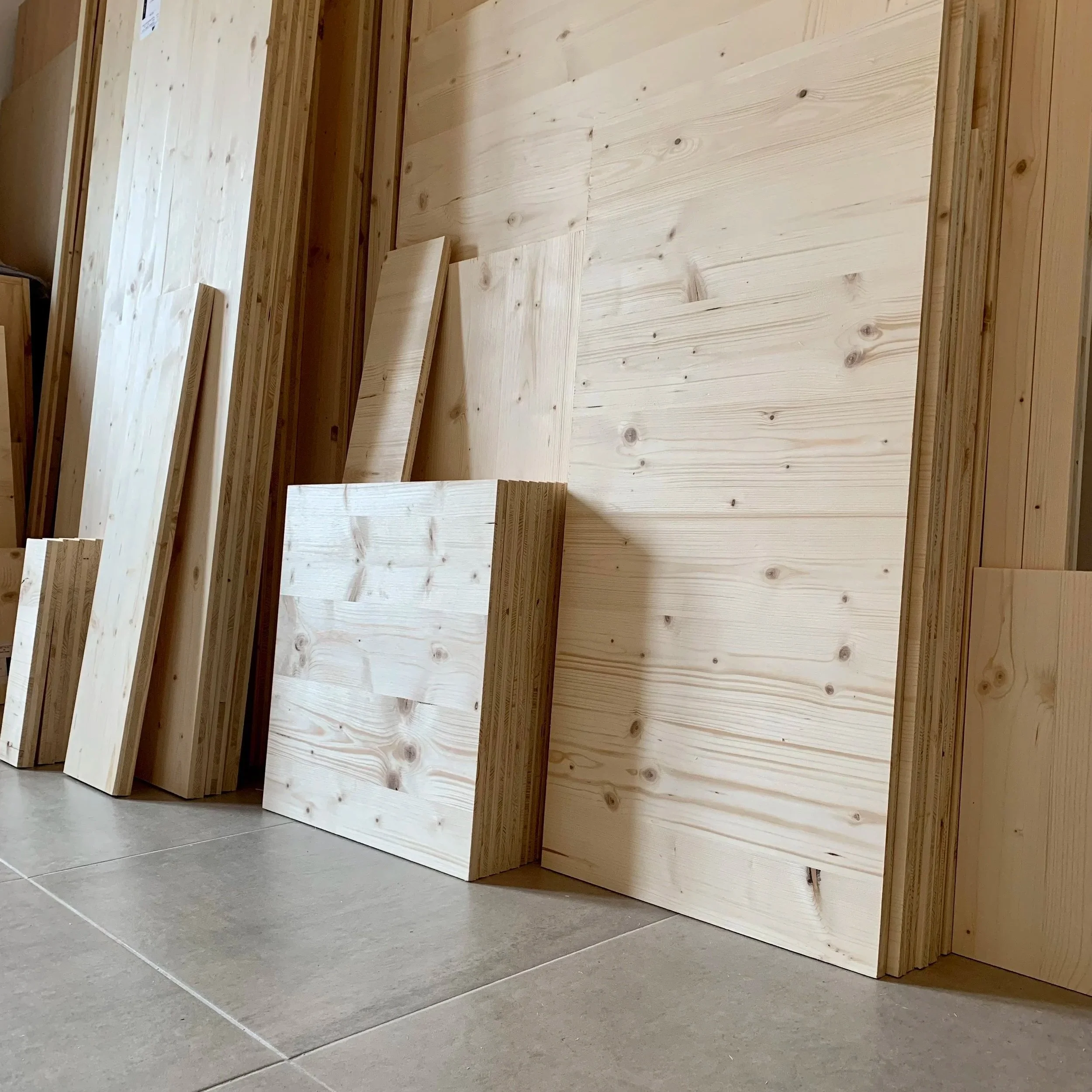 Cuidem cada encaix, cada veta i cada acabat perquè el mobiliari formi part de l’espai de manera natural, sense estridències.