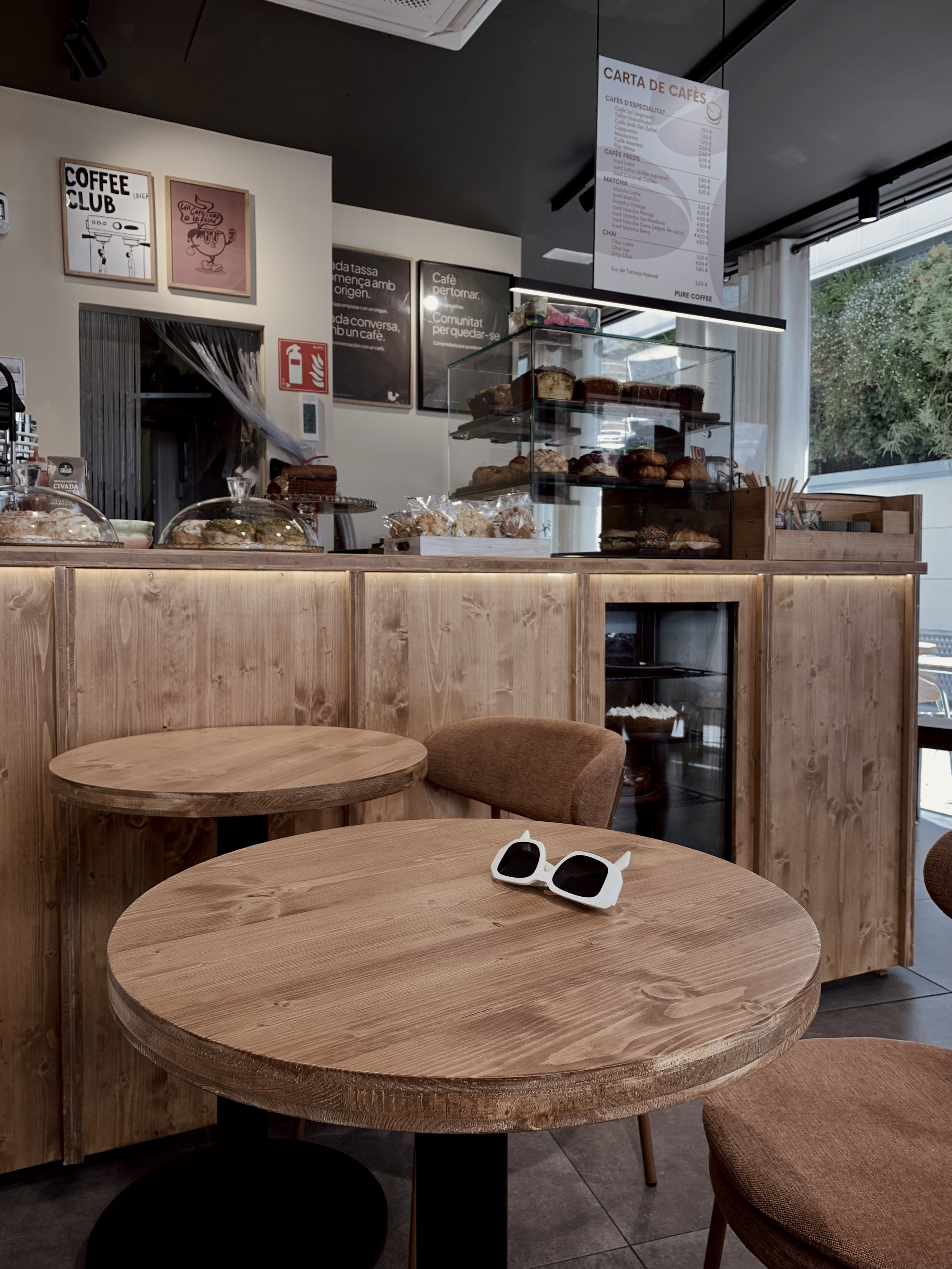 Mobiliari a mida dissenyat específicament per a una cafeteria d’especialitat.
