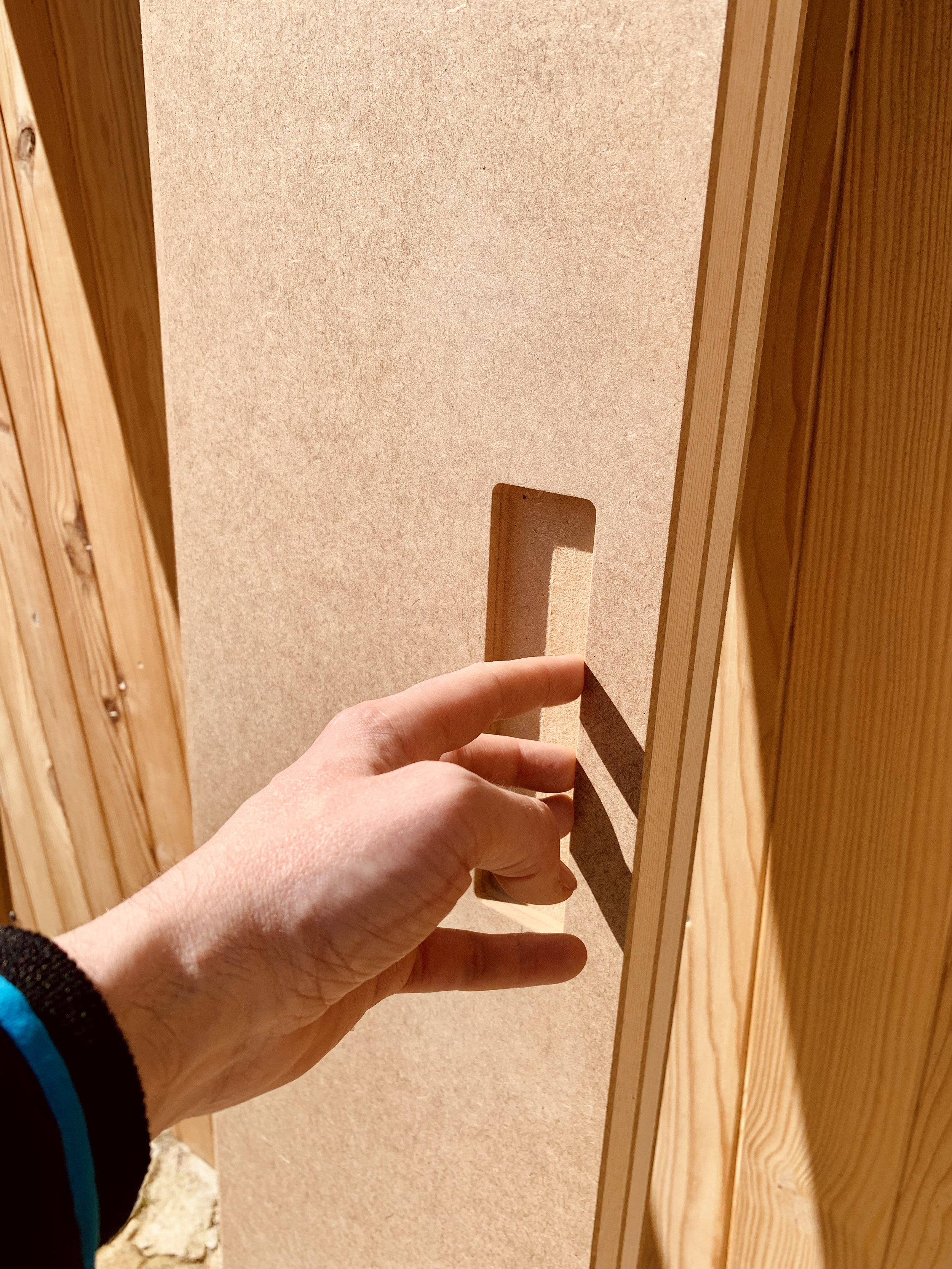 Ajustos i muntatge de portes a mida en projecte de fusteria
Instal·lació precisa de mobiliari amb portes integrades