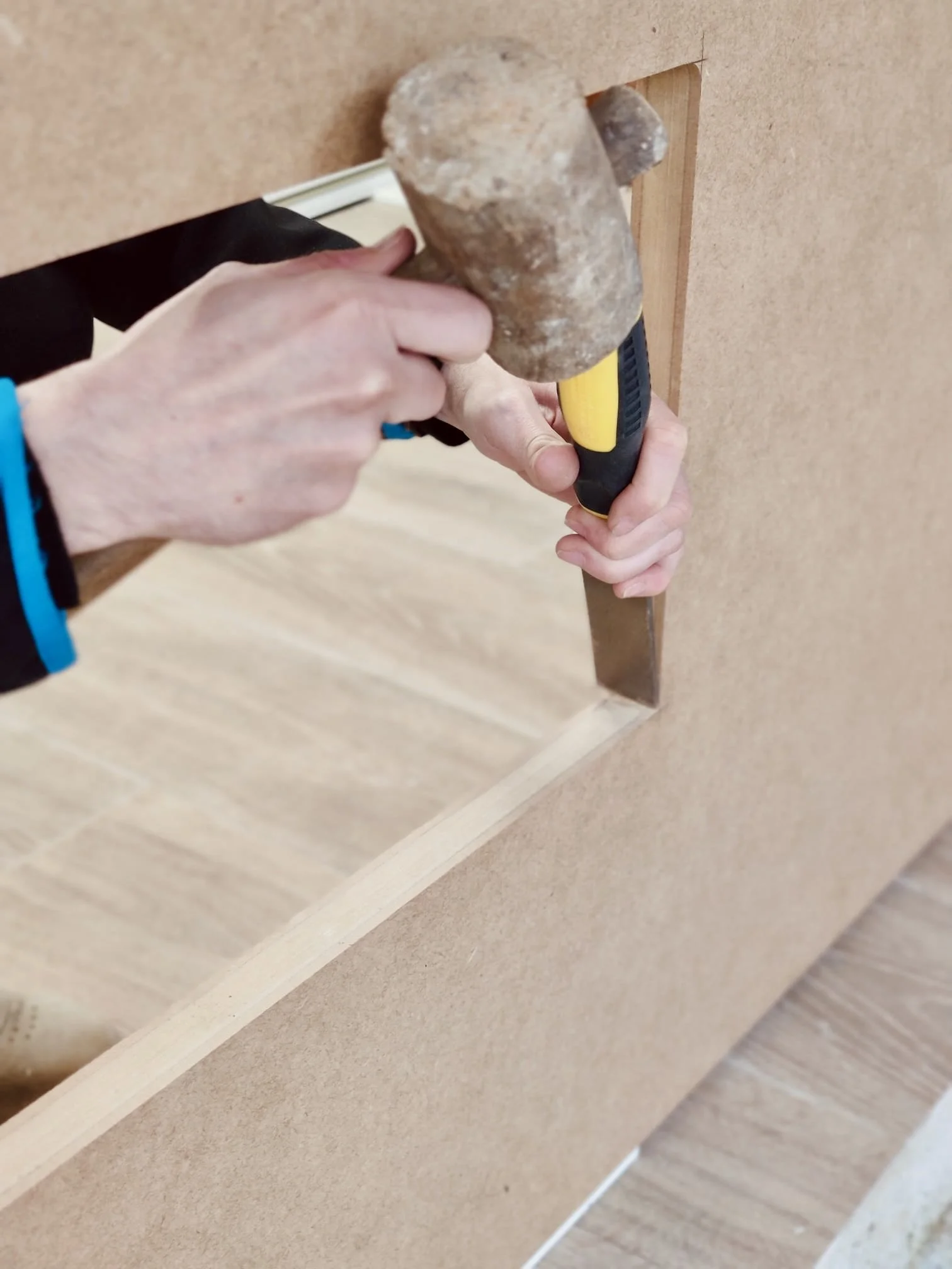 Detall de portes de fusta en armari a mida
Portes a mida amb acabat natural i disseny funcional
