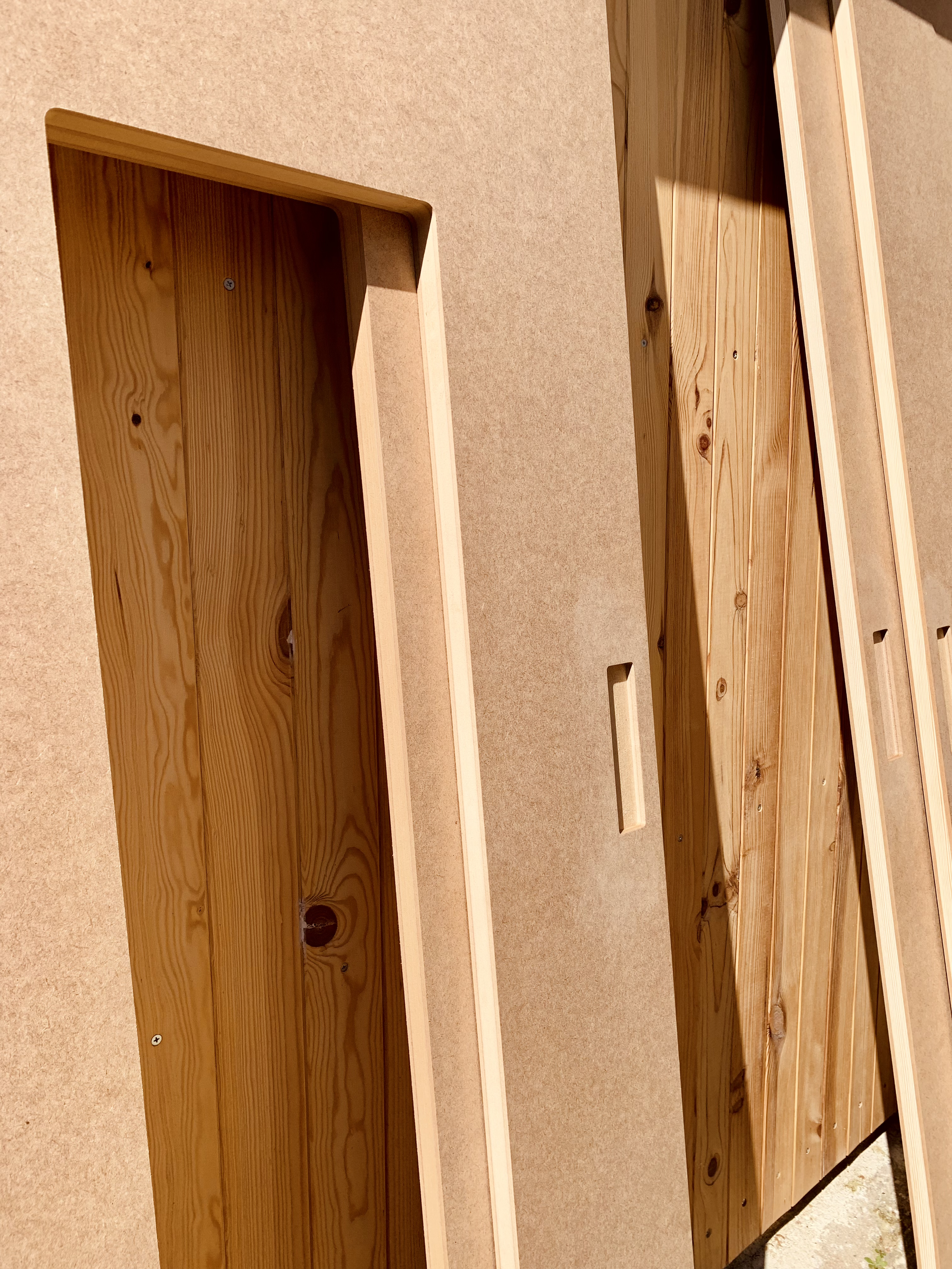 Porta de pas a mida integrada en paret amb acabat continu
Porta interior minimalista integrada a l’espai