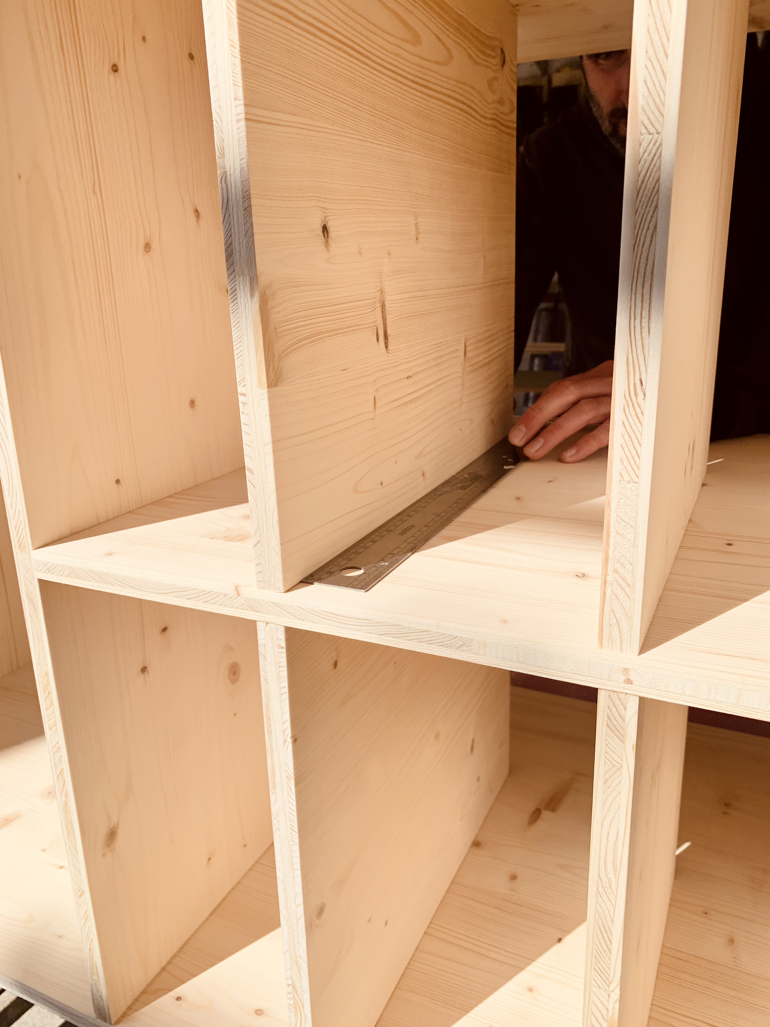 Interior de mobiliari amb distribució ergonòmica
