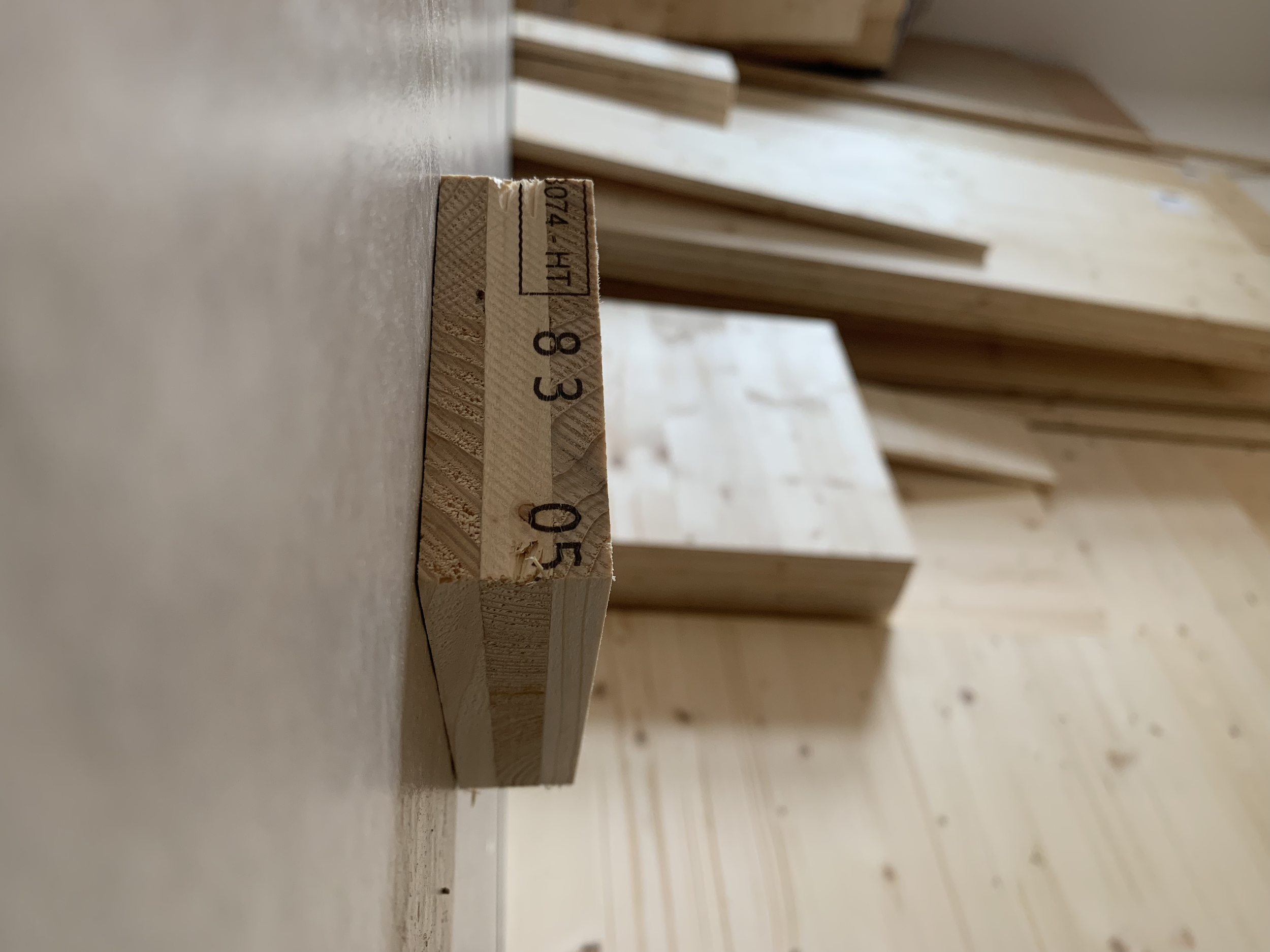 Tauler de tricapa d’avet al taller de fusteria
