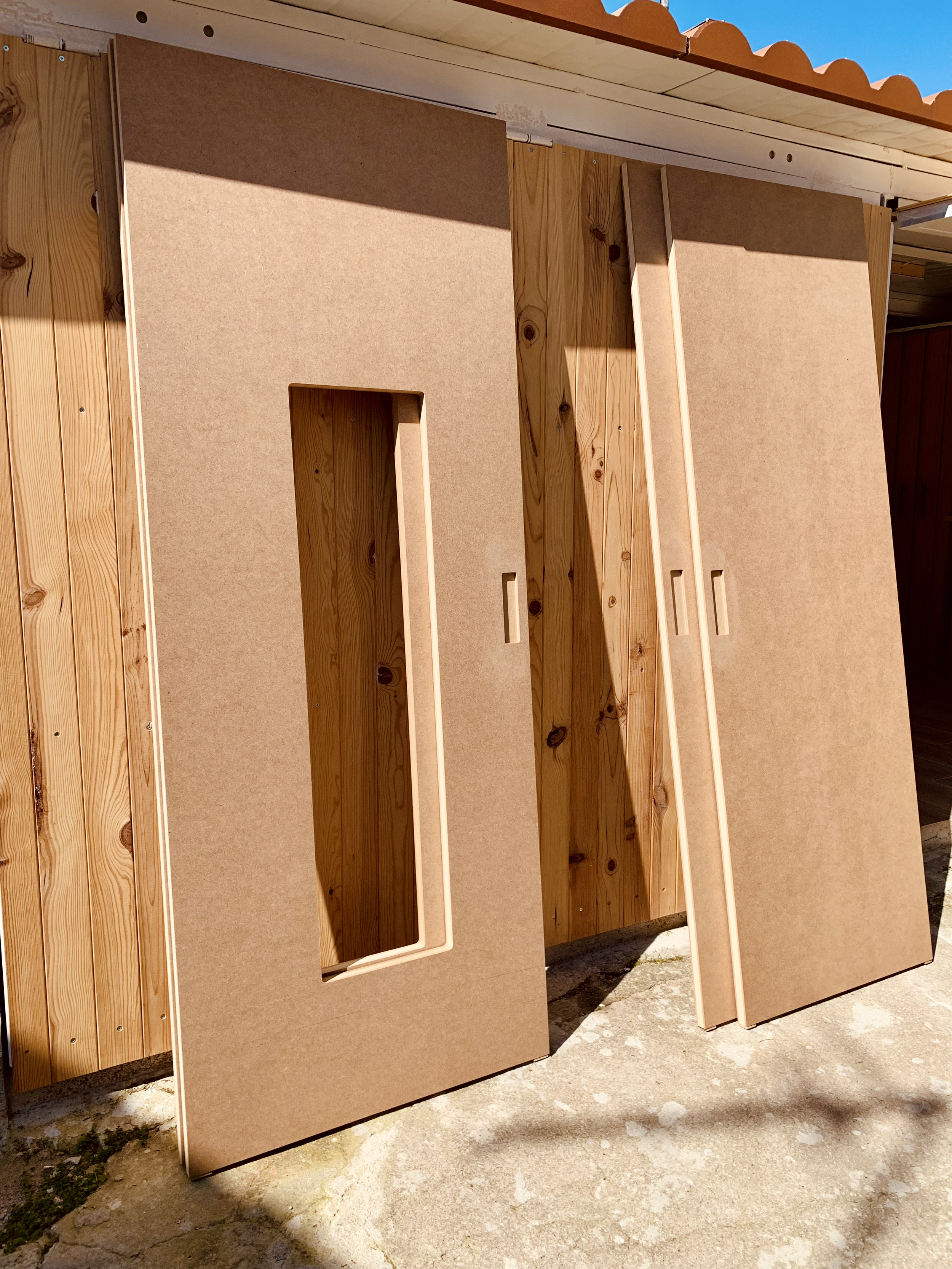 Porta corredissa integrada en sistema de mobiliari a mida
Solució corredissa per optimitzar espai interior