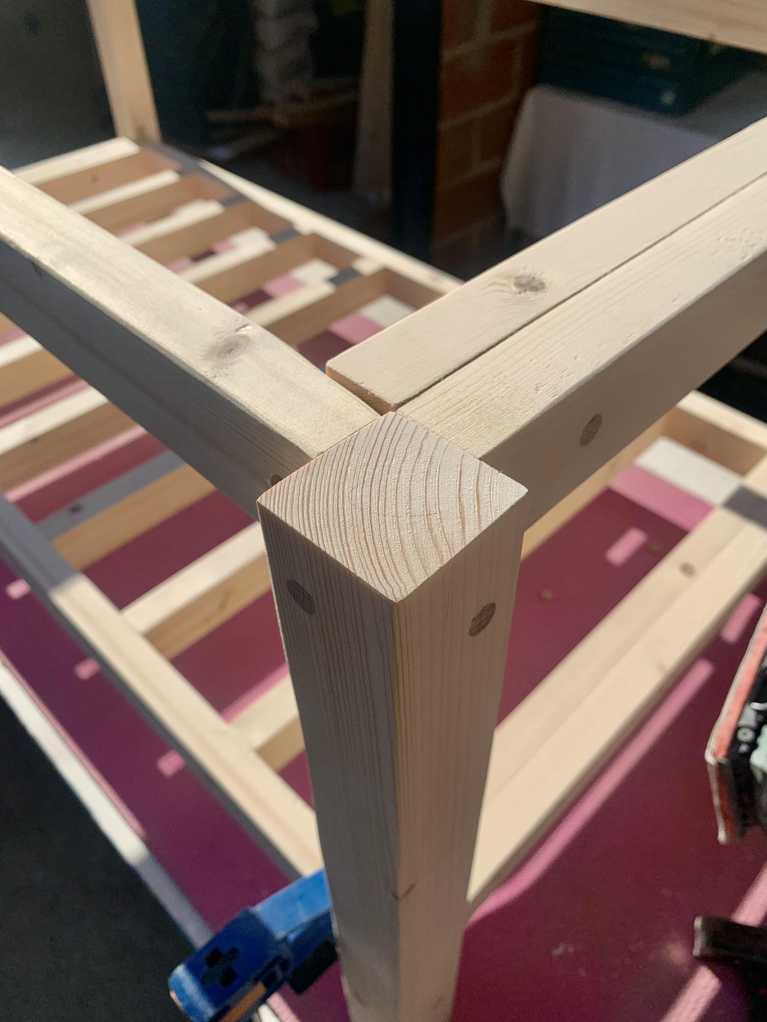  Preparació i polit de la superfície de fusta natural
Tractament previ abans de l’acabat protector