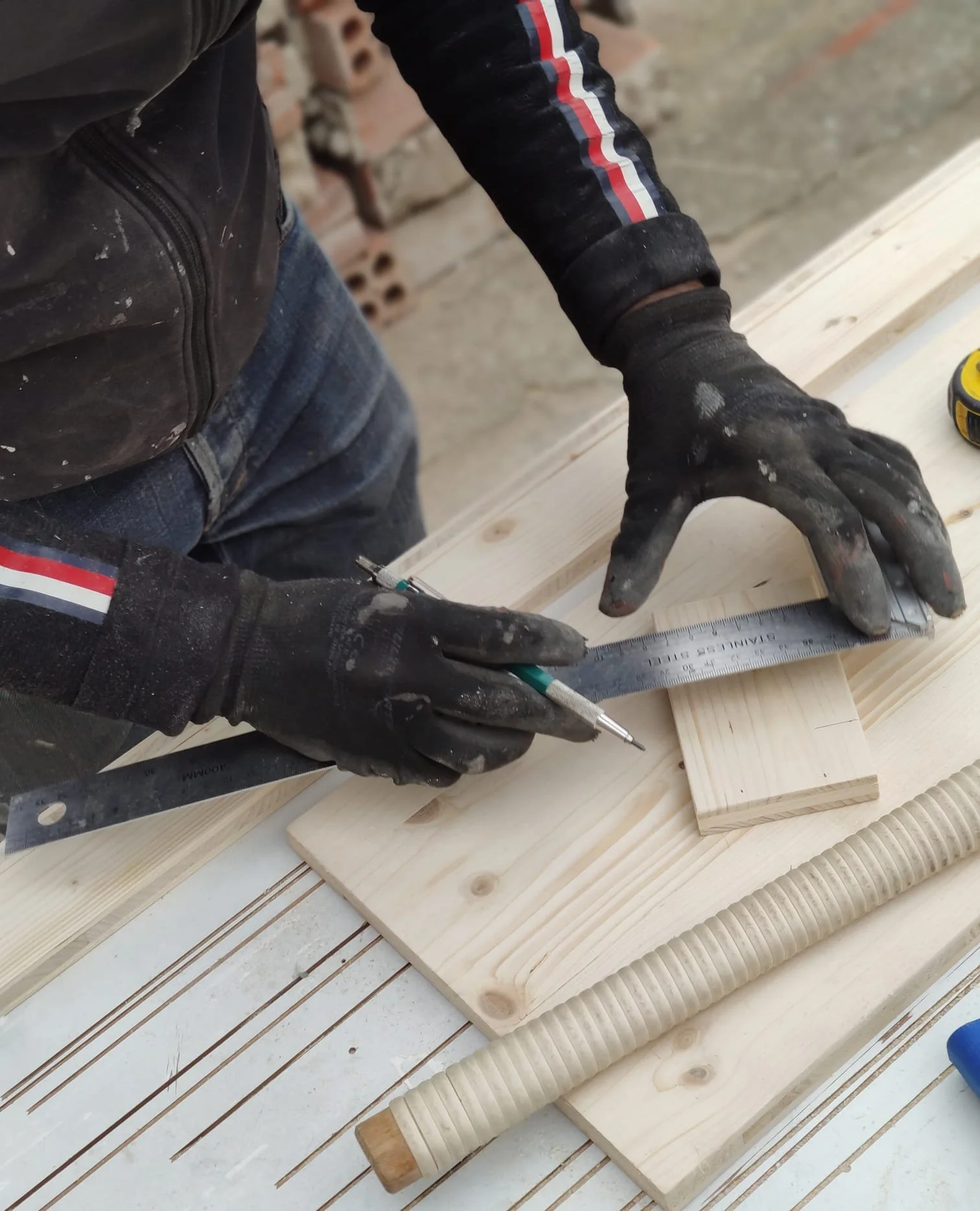 Material de fusta natural preparat per fabricar mobles
