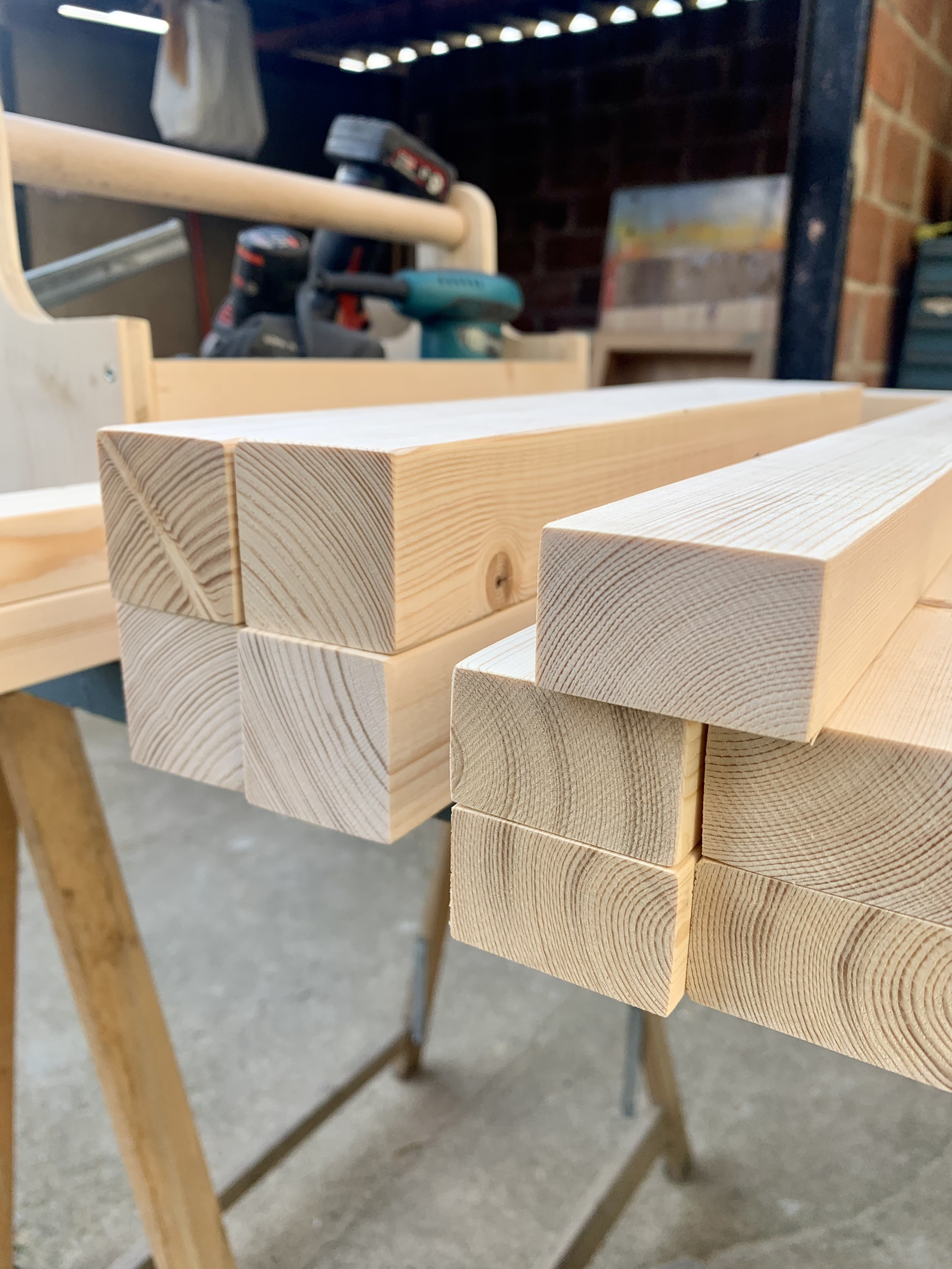 Elecció de materials naturals al taller de fusteria
Selecció de fusta massissa per a la fabricació d’una taula a mida
