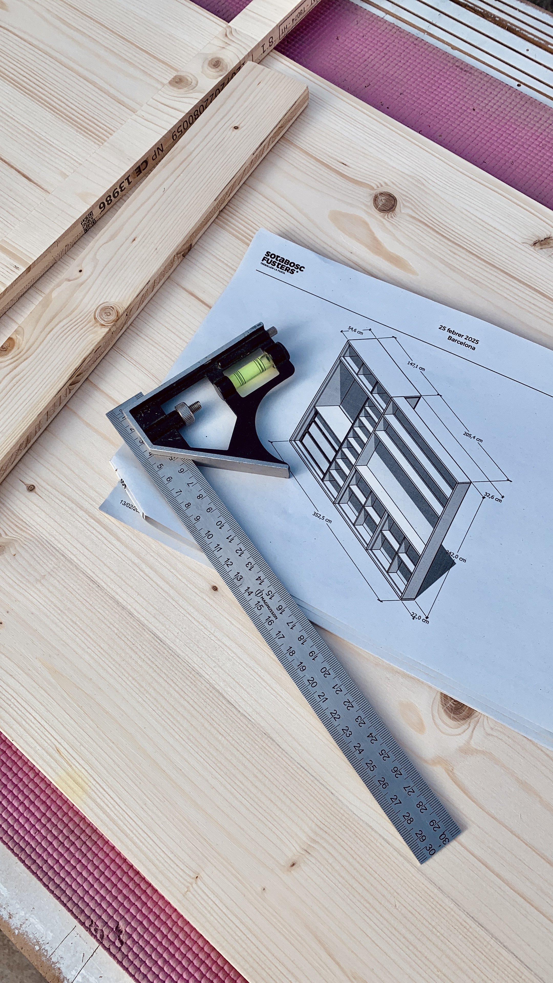 Construcció artesanal amb materials tècnics
