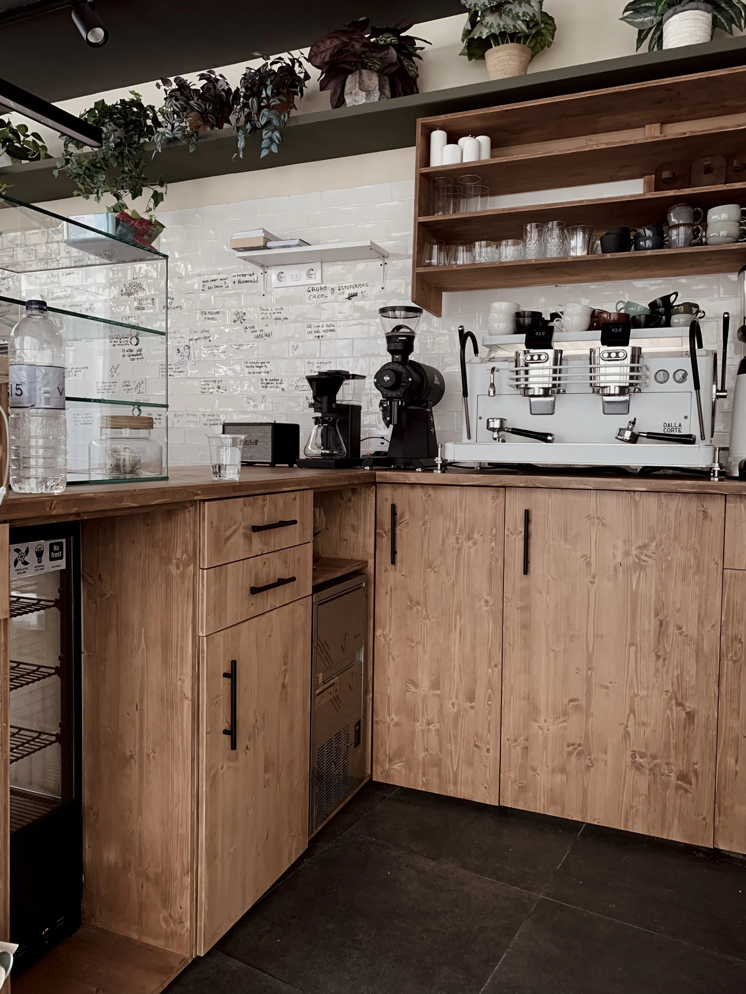 Fusteria a mida per a una cafeteria d’especialitat: disseny, ergonomia i fabricació