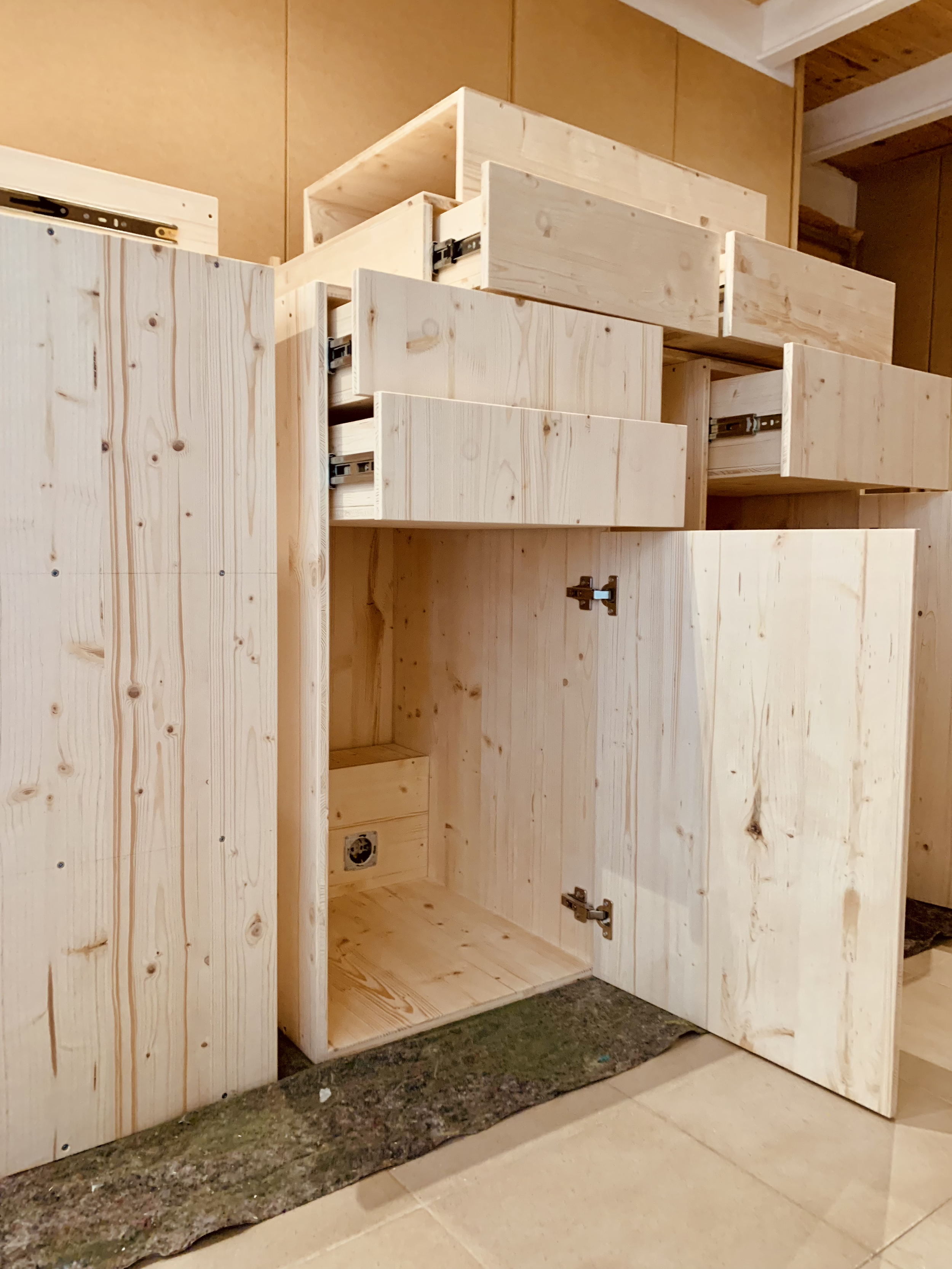 Fabricació del mobiliari a mida al taller de Sotabosc.
