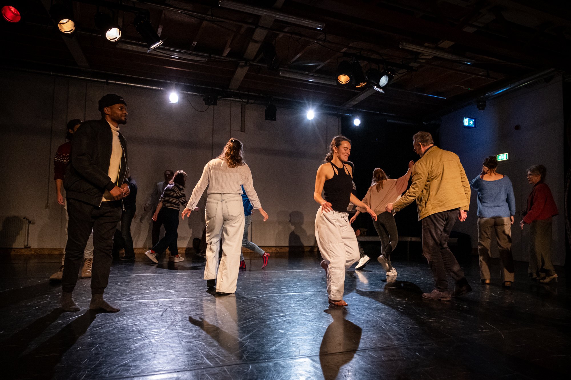 Cracking the shell of dance presentation © Cloakture