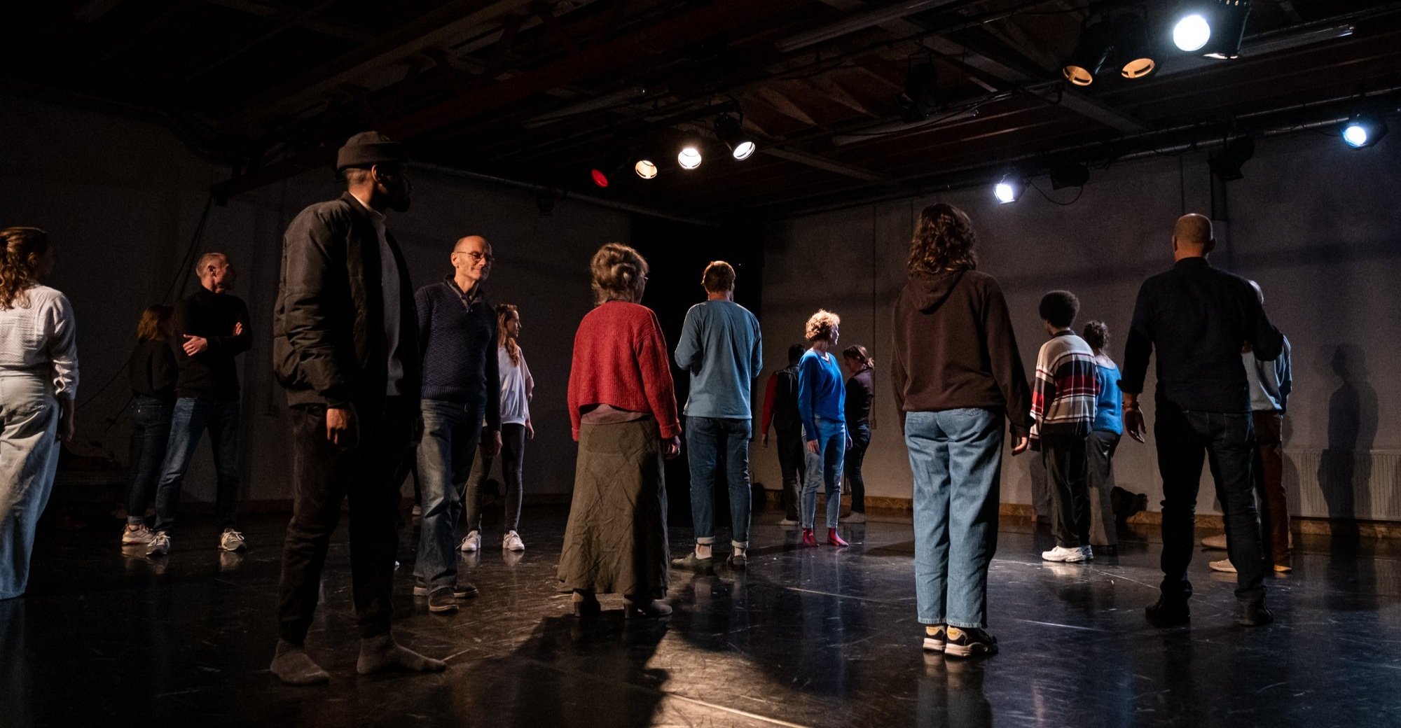 Cracking the shell of dance presentation © Cloakture