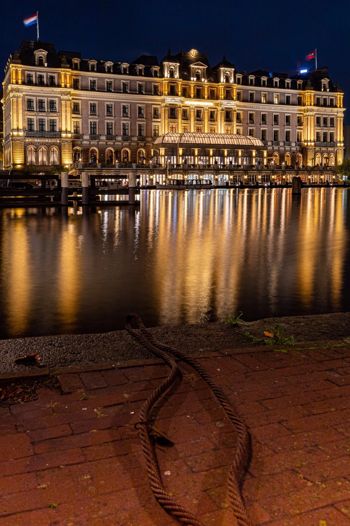 Amstel intercontinental hotel at night