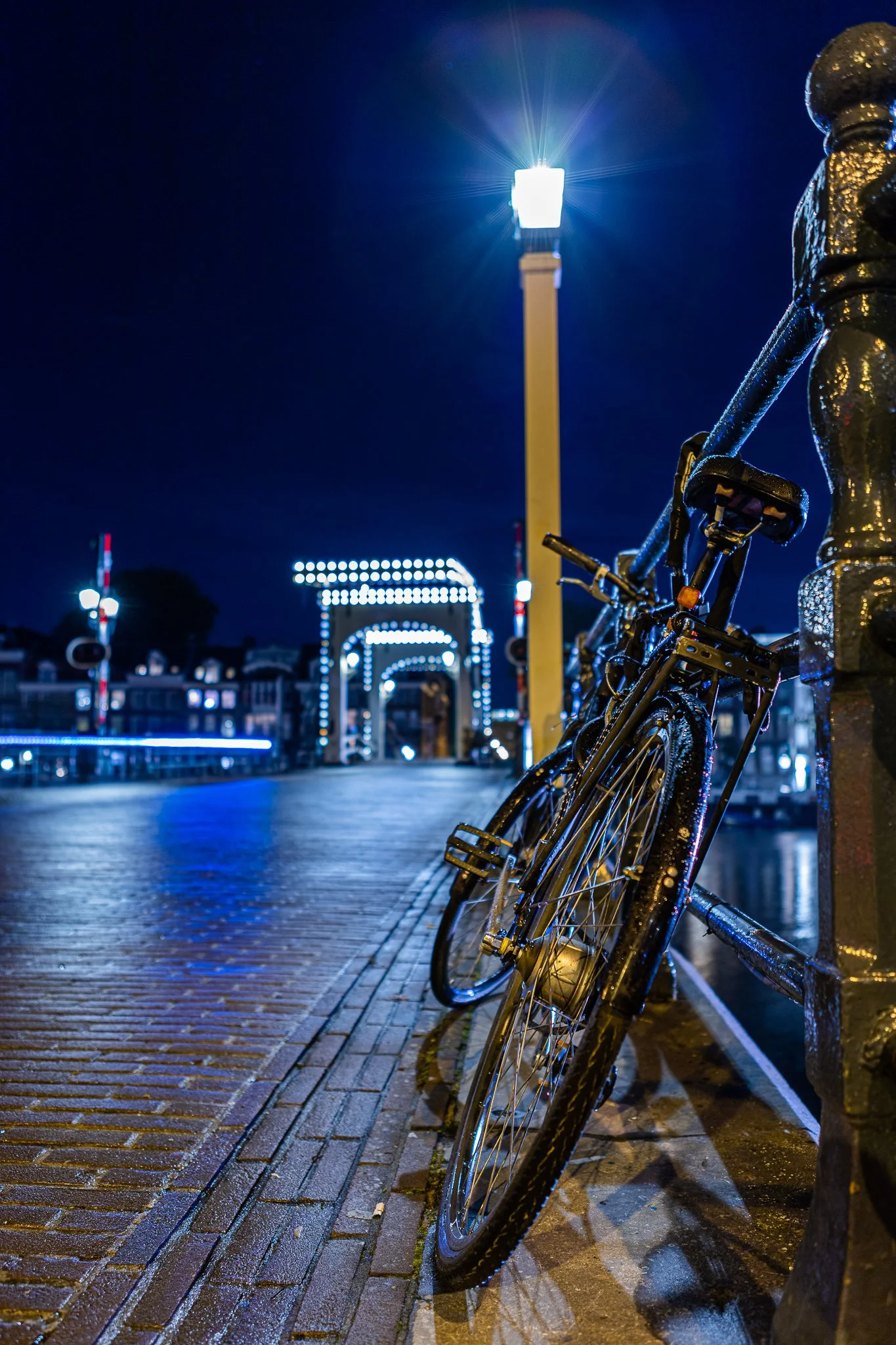 Bicycle on the Magere brug, Amsterdam at night