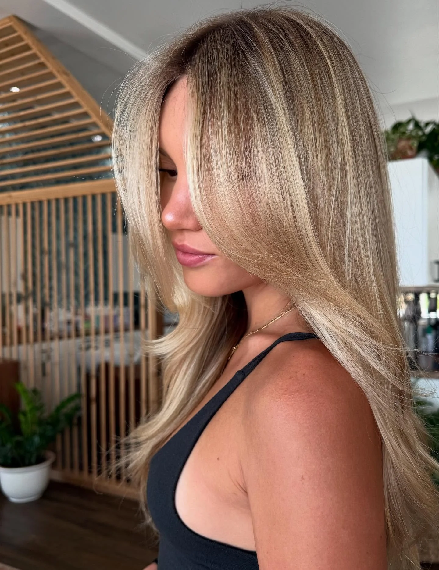 This blonde is giving summertime vibes. 🐚🌿
custom color + haircut by Alana
#saltyrootsstudio #keywest #keywestblonde #keywestflorida #southfloridahairstylist #livedincolorspecialist #blondespecialist