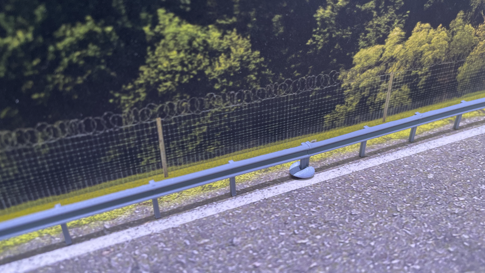 Armco Barriers Set OO-Gauge Unpainted (Pack of 10) 6x Barriers 4x Barrier Ends