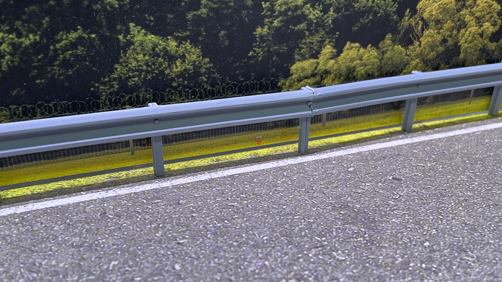 Armco Barriers Set Gauge 1 Scale Unpainted (Pack of 8) 4x Barriers 4x Barrier Ends