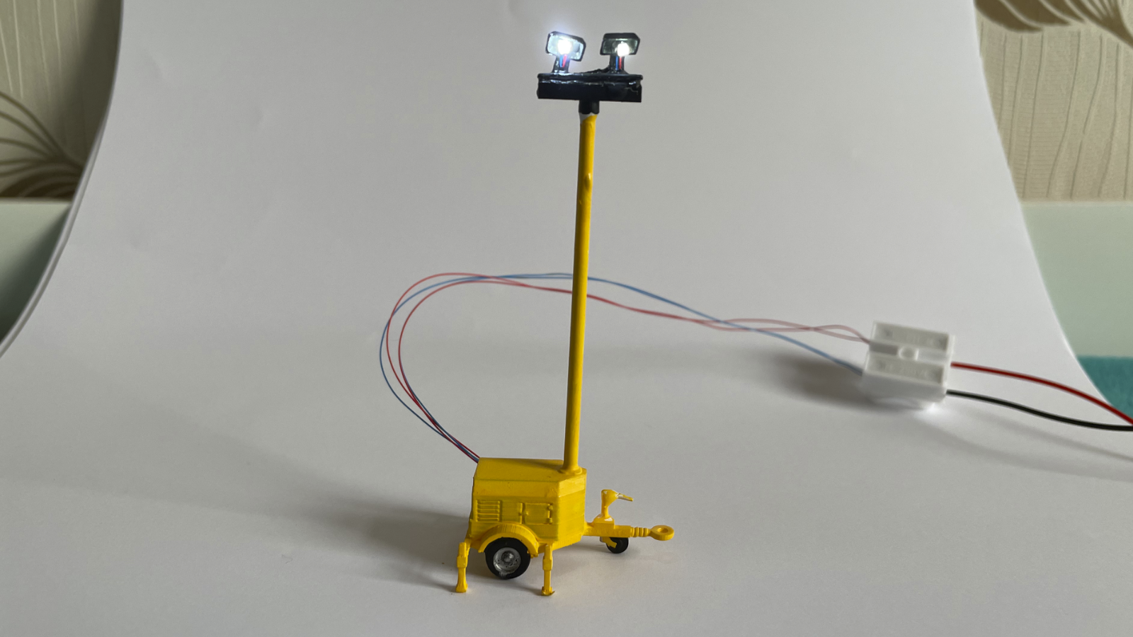 F00138-OO-Mobile Lighting Tower_With LEDs_Painted Lights On_1600x900px web.png