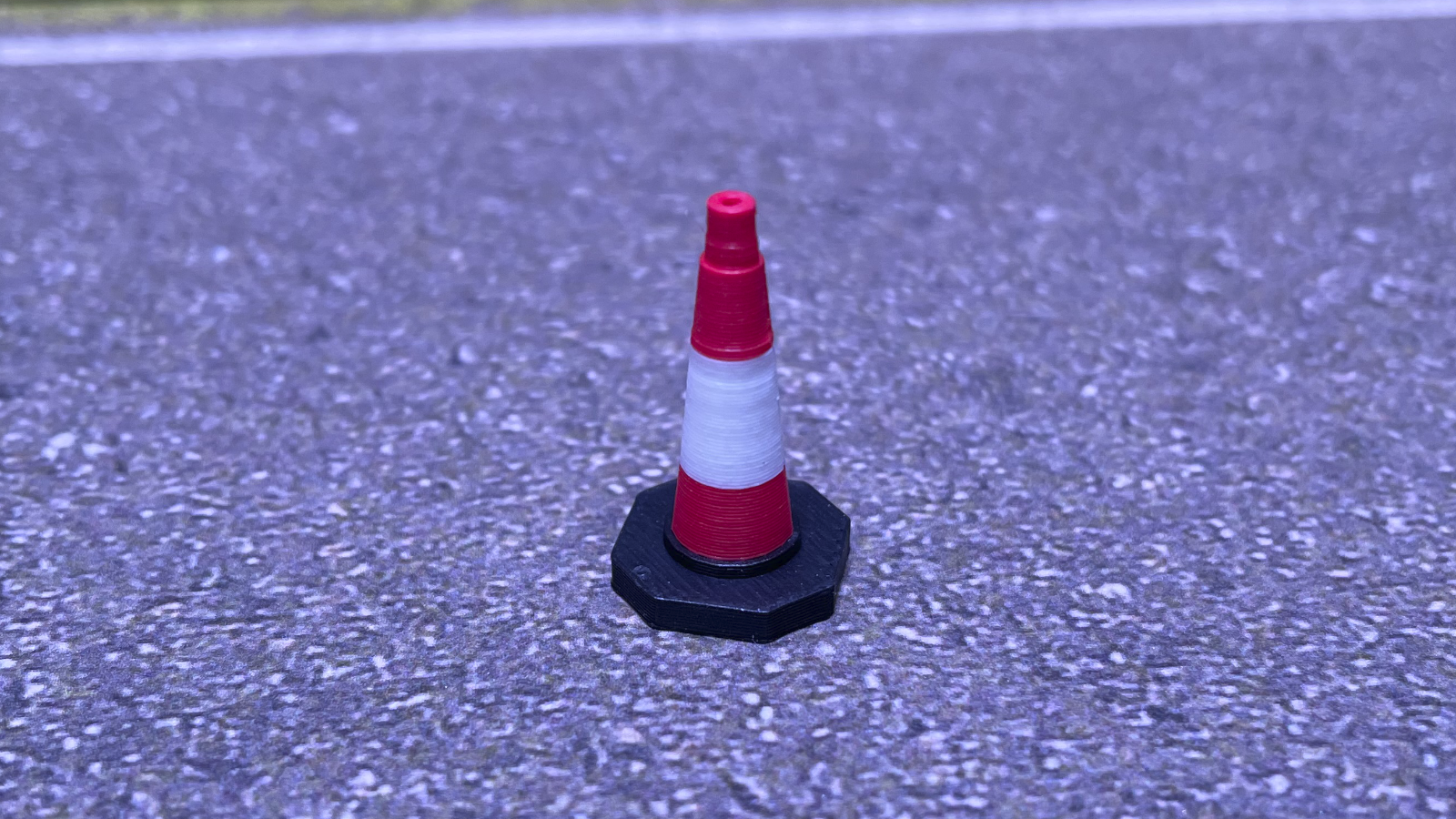 F00024-1-32-Traffic Cones_Single_1600x900 web.png