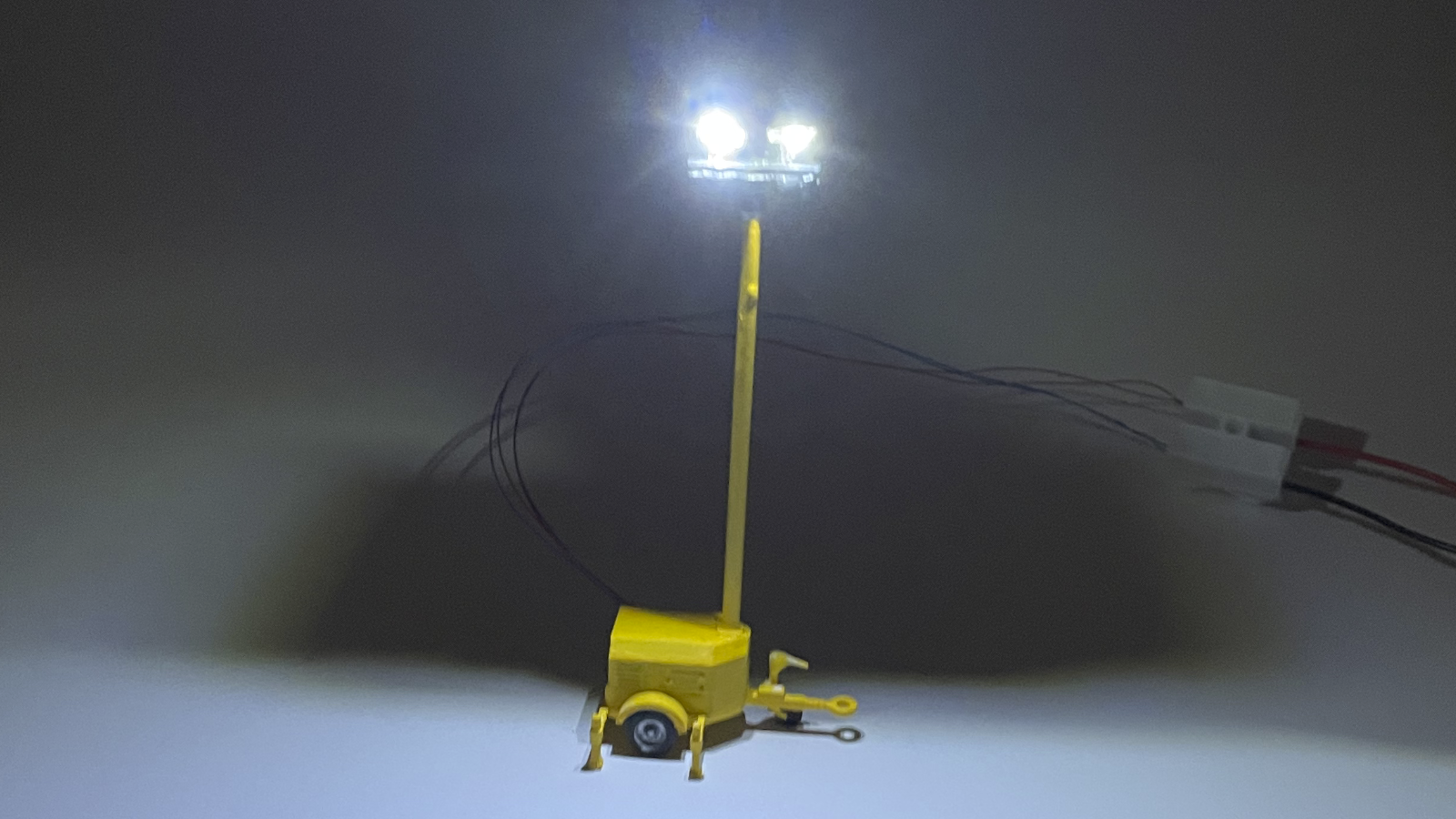 F00138-OO-Mobile Lighting Tower_With LEDs_Painted_Lights On_Night_1600x900px web.png