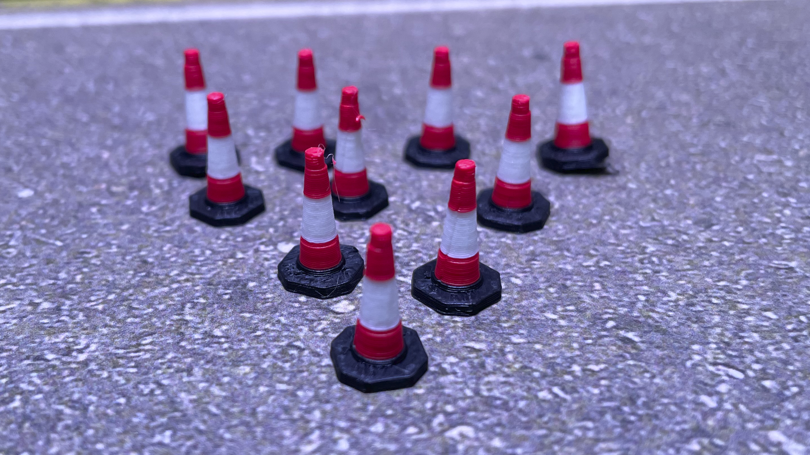 F00024-1-32-Traffic Cones_Loose_1600x900 web.png