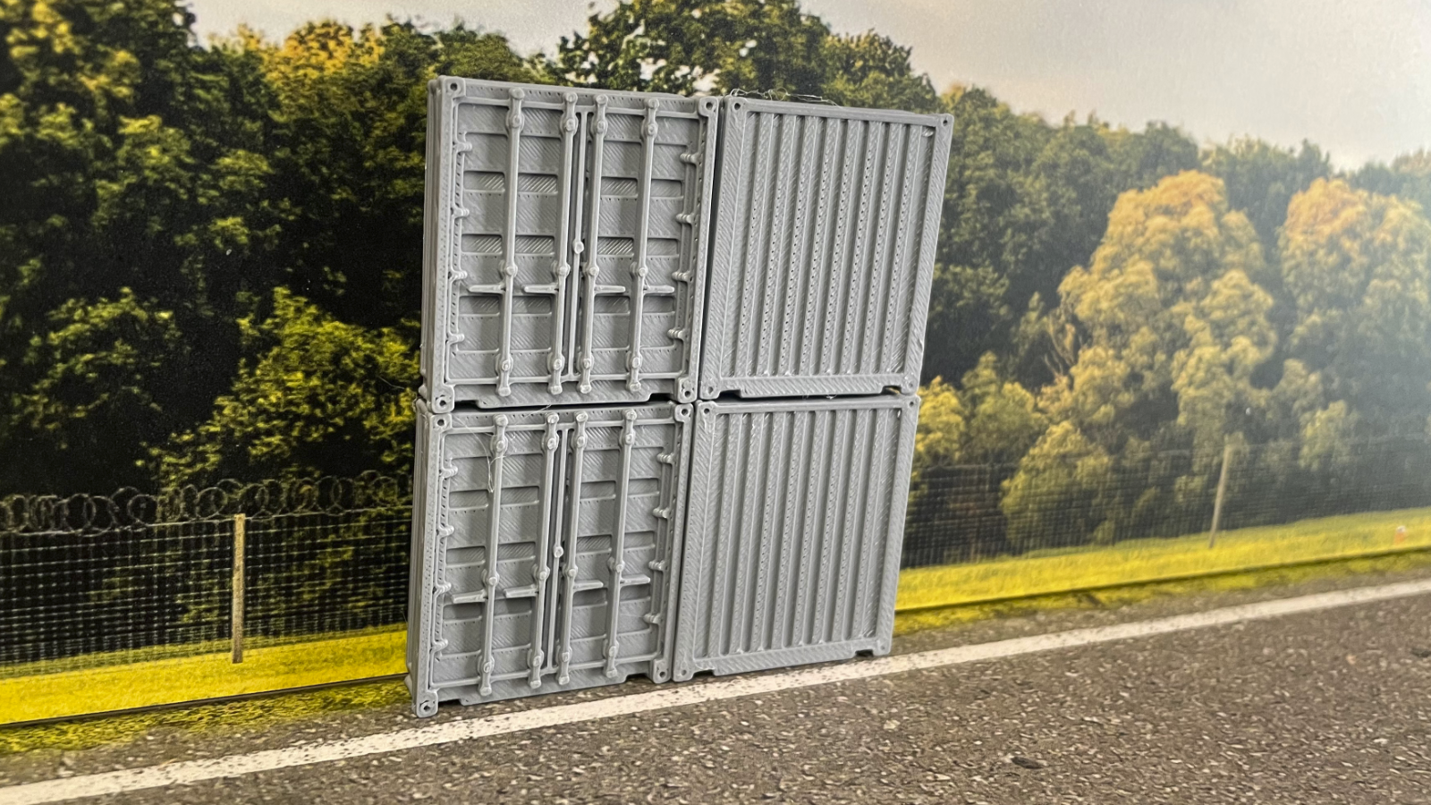 Low Relief Shipping Containers Unpainted - OO Gauge (Pack of 4)