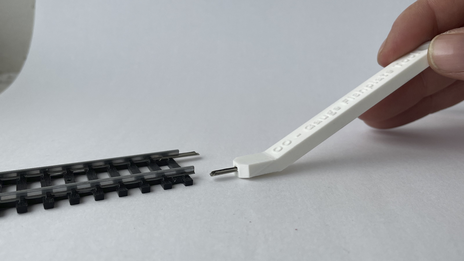 F00242-OO-Fish Plate Insert Tool_Demo Step 1_1600x900px web.png