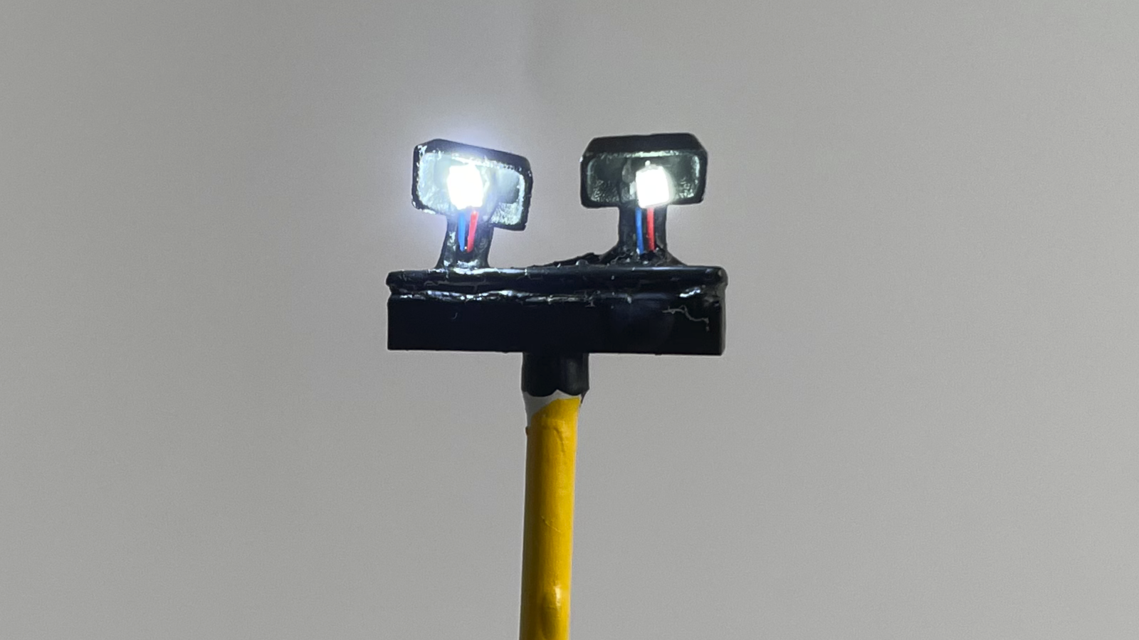F00138-OO-Mobile Lighting Tower_With LEDs_Painted_Close UP Lights On_1600x900px web.png