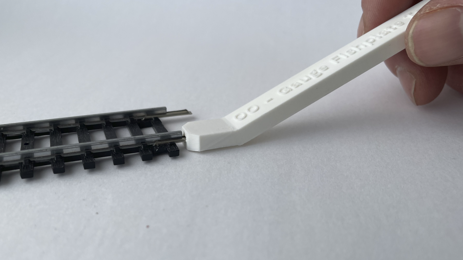 F00242-OO-Fish Plate Insert Tool_Demo Step 2_1600x900px web.png