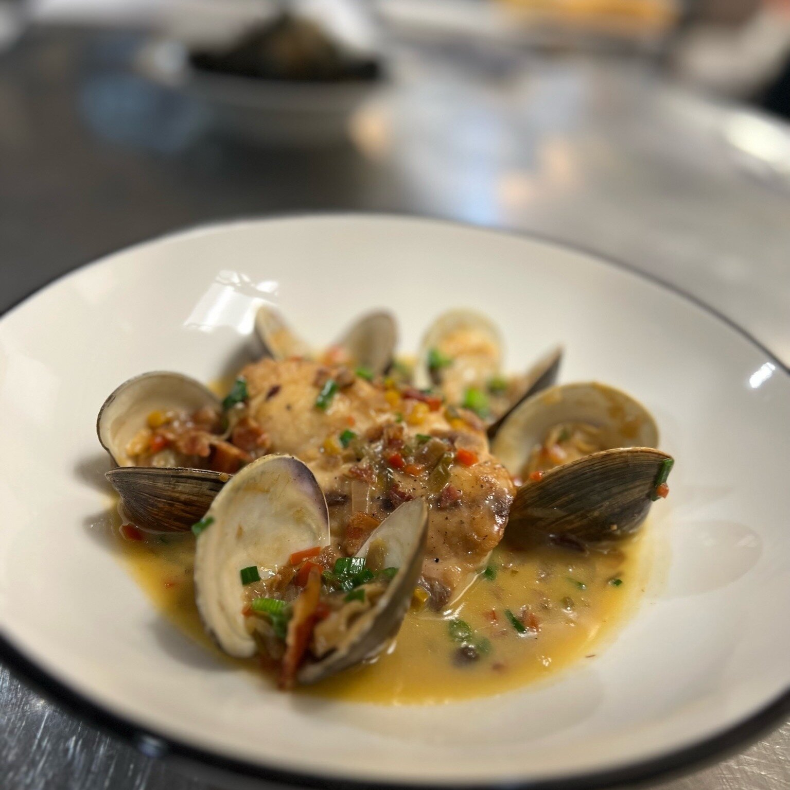🦀🌊🍺 Come experience the tastes of Maryland this March at Peninsula Prime! Our new Maryland-inspired menu specials, curated by owner Linda Galdieri, bring the flavors of the Chesapeake Bay to your plate. Don't miss out on our Kent Island Crispers a