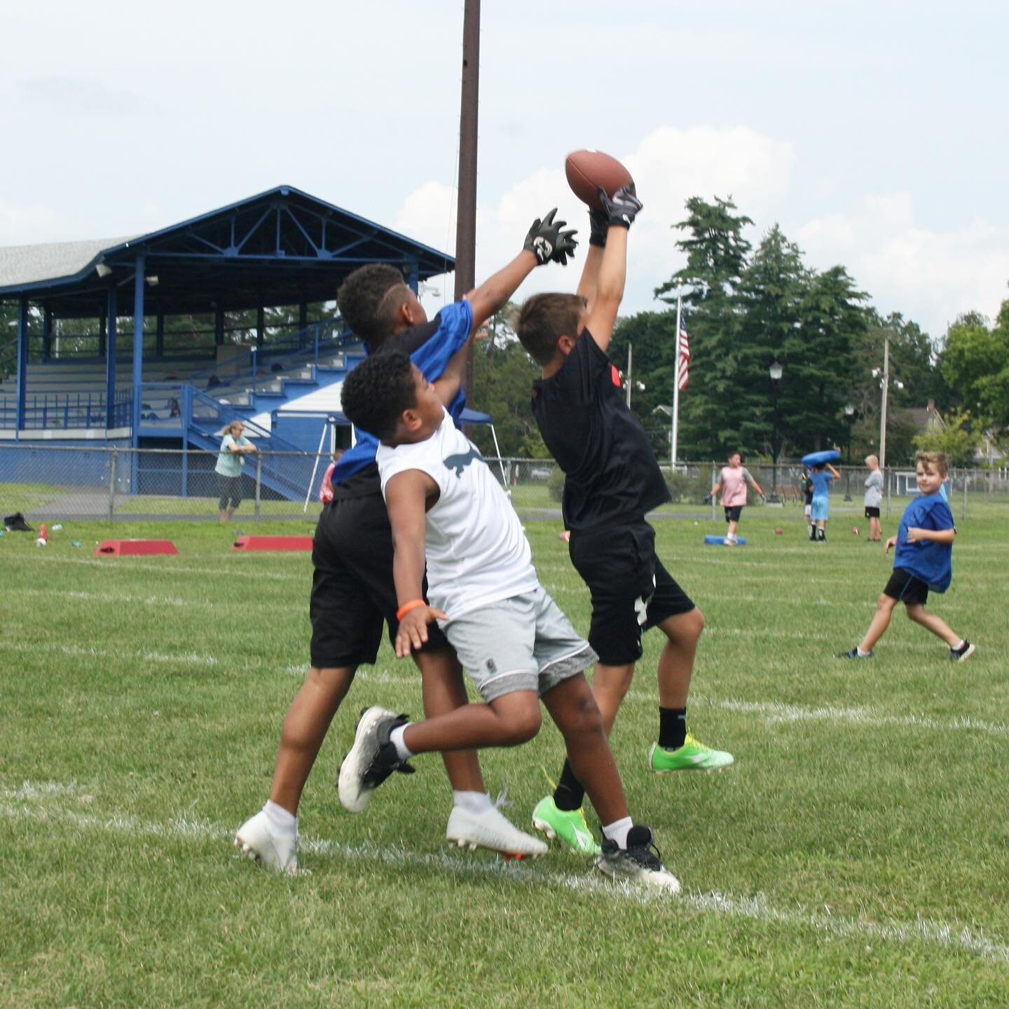 Some action photos and a Legendary Pose! Day 2 was the start of 7v7 and the campers had a blast completing. Photos from @coyotejones_art #youthfootball #youthfootballtraining #legendarysportstraining #saratogasprings #saratogaspringsny