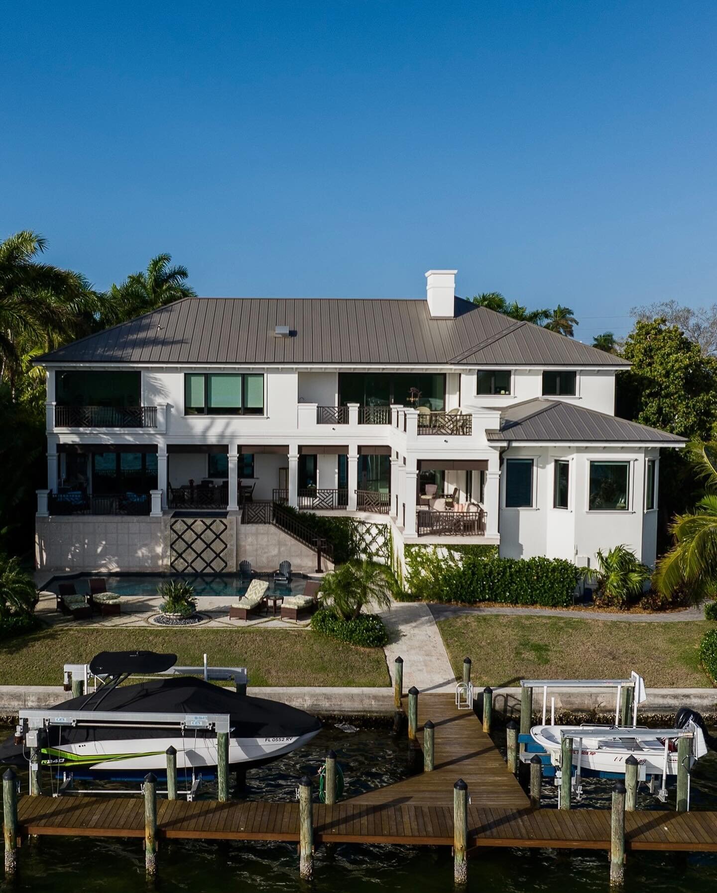 Morning &mdash;&gt; Evening ☀️🌴 
&bull;
Build: @dynanconstructionco 
Architect: @cliffscholzarchitects 
Landscaping: @hazeltine.nurseries 
Home Technology: @wickedsmarthomes 
Photo/video: @kwazulucreativeco 
&bull;
#customhome #customhomes #sarasota