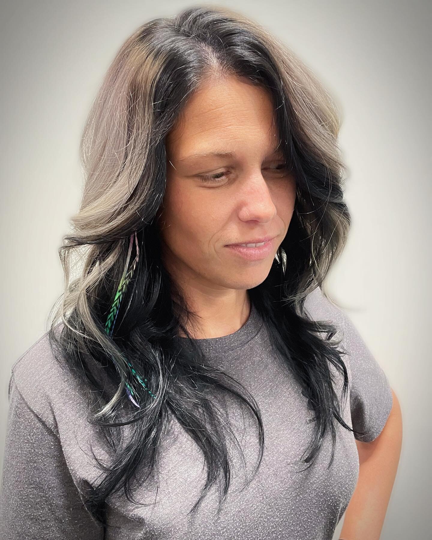 🖤🤍🖤🤍🖤🤍
Edgy, fun and gorgeous!!! What more can we say about this stunning look?  It&rsquo;s such a fun way to get the best of both worlds. 

#bestofbothworlds #blackandwhite #featherhairextensions #darksouls #longhair #healthyhairfirst #beautif