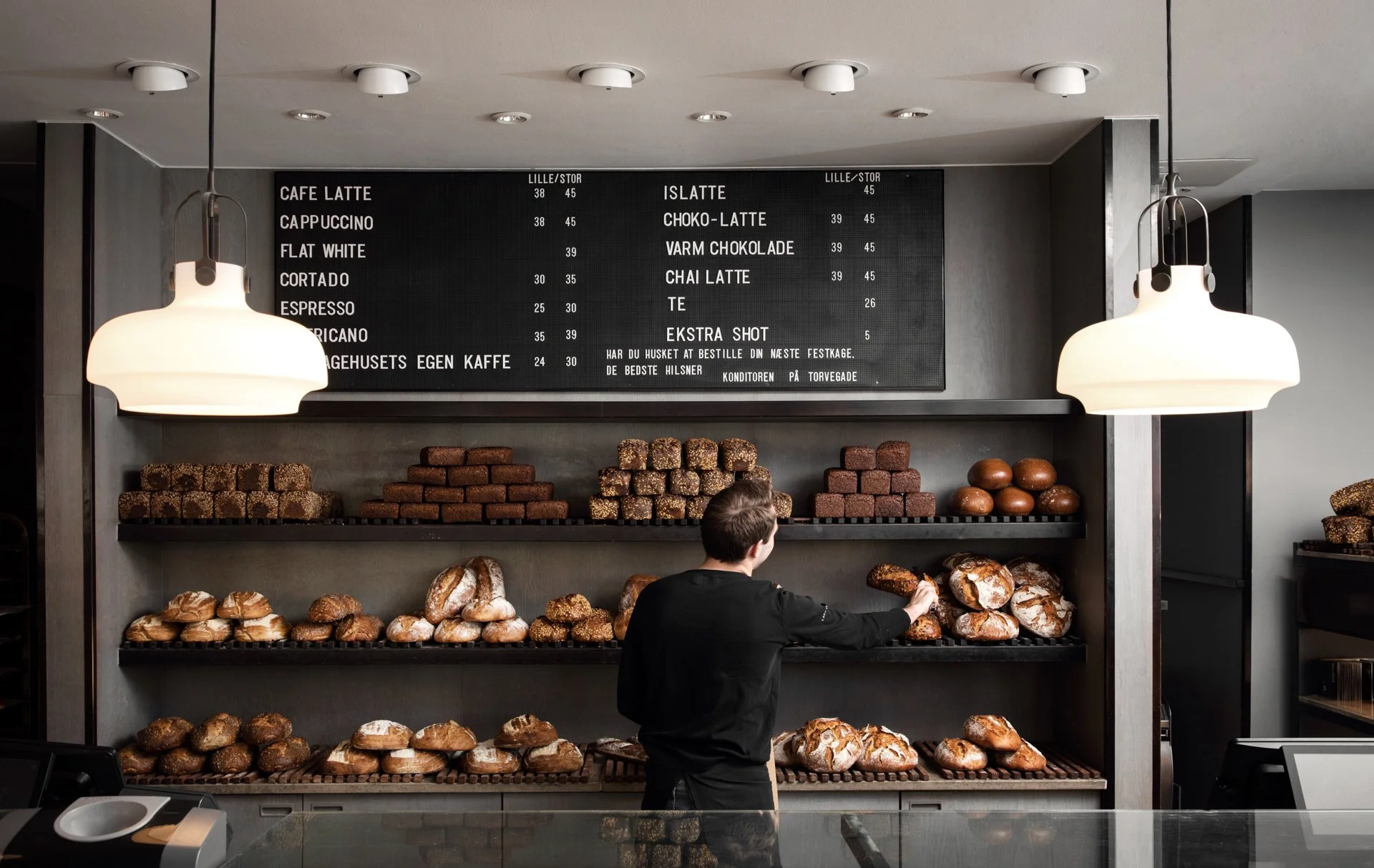 Lagkagehuset - brødhylderne_1.jpeg