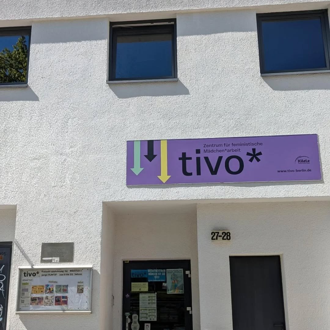 Fr&uuml;hlingsputz und alles neu! Endlich ist unser neues Schild fertig und wir sind wieder besser zu finden! Kommt vorbei!

Dank an @nom_studio f&uuml;r die Gestaltung
und @kilele_berlin f&uuml;r die Finanzierung und den Hausis f&uuml;rs Anschrauben